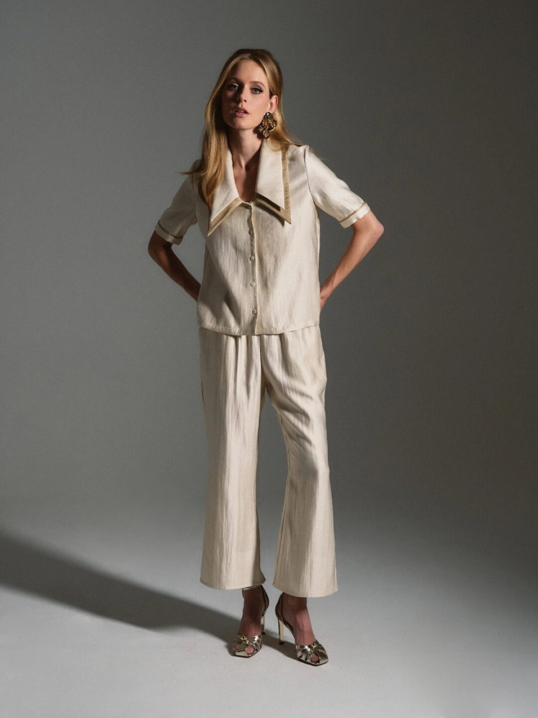 Костюм St.Casanier, 27 000 руб. Если и проводить каникулы дома, то только так — с бокалом игристого, бутербродом с икрой и в потрясающей пижаме в