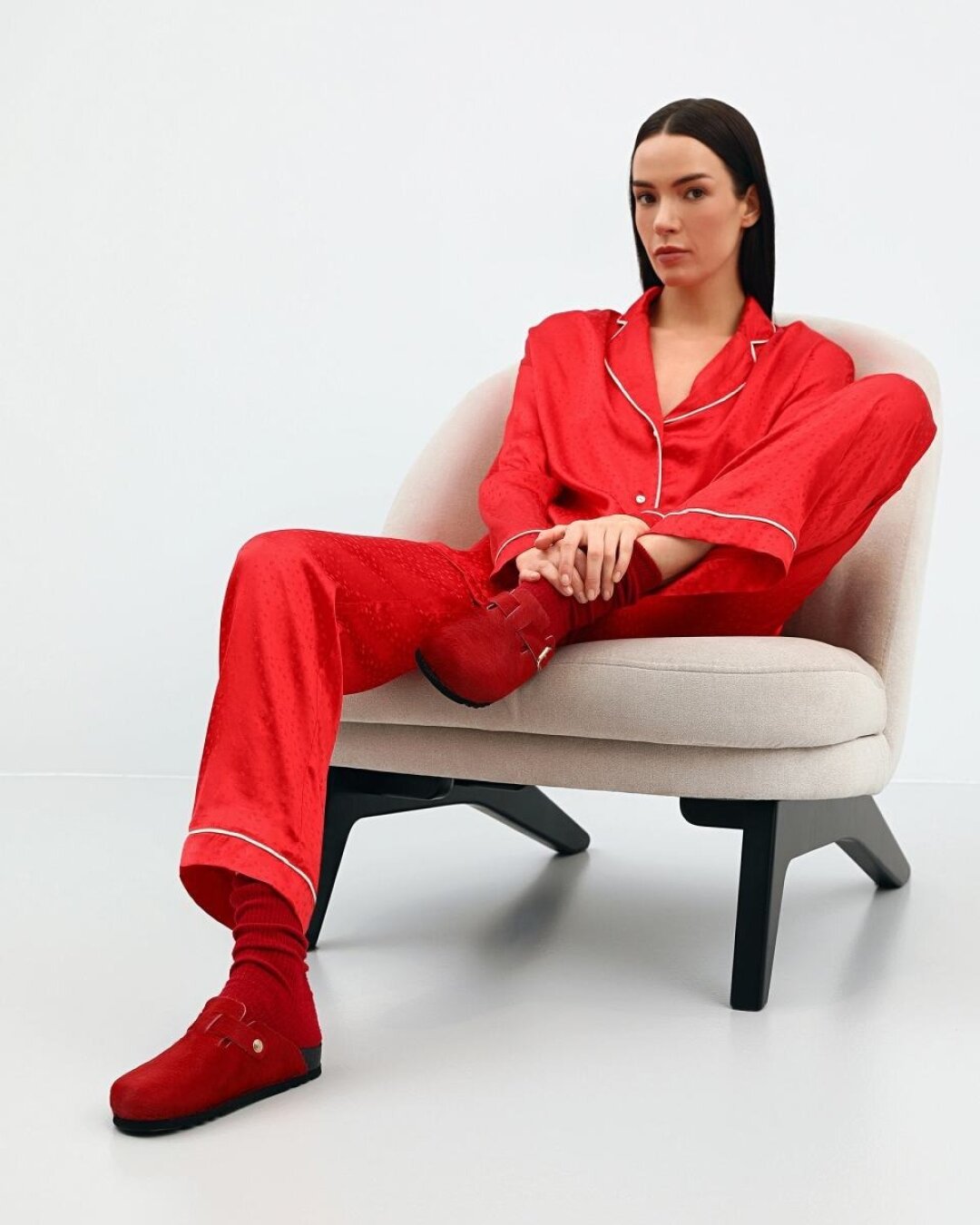 Пижама Principe di Bologna, No One, 24 990 руб. Для алых тотал-луков (на радость Красной Огненной Лошади!) примеряем пижамный сет Principe di Bologna