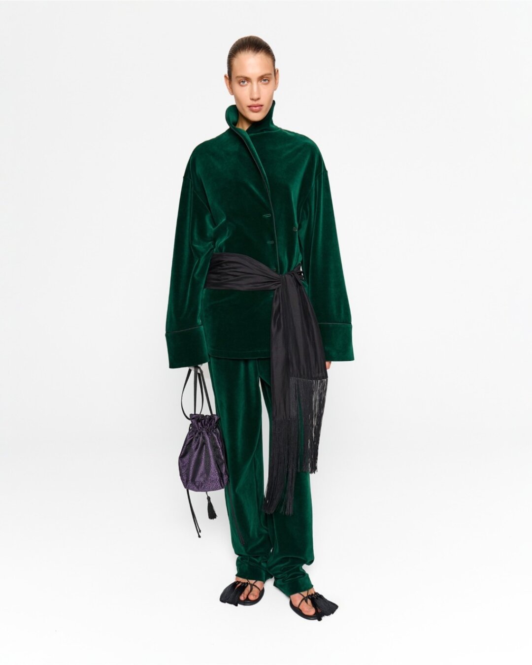 Пижамная рубашка Eclata, 19 000 руб. Это комбо: на примере лукбука Eclata женим костюм из изумрудного бархата с трендовым шарфом-поясом с бахромой и