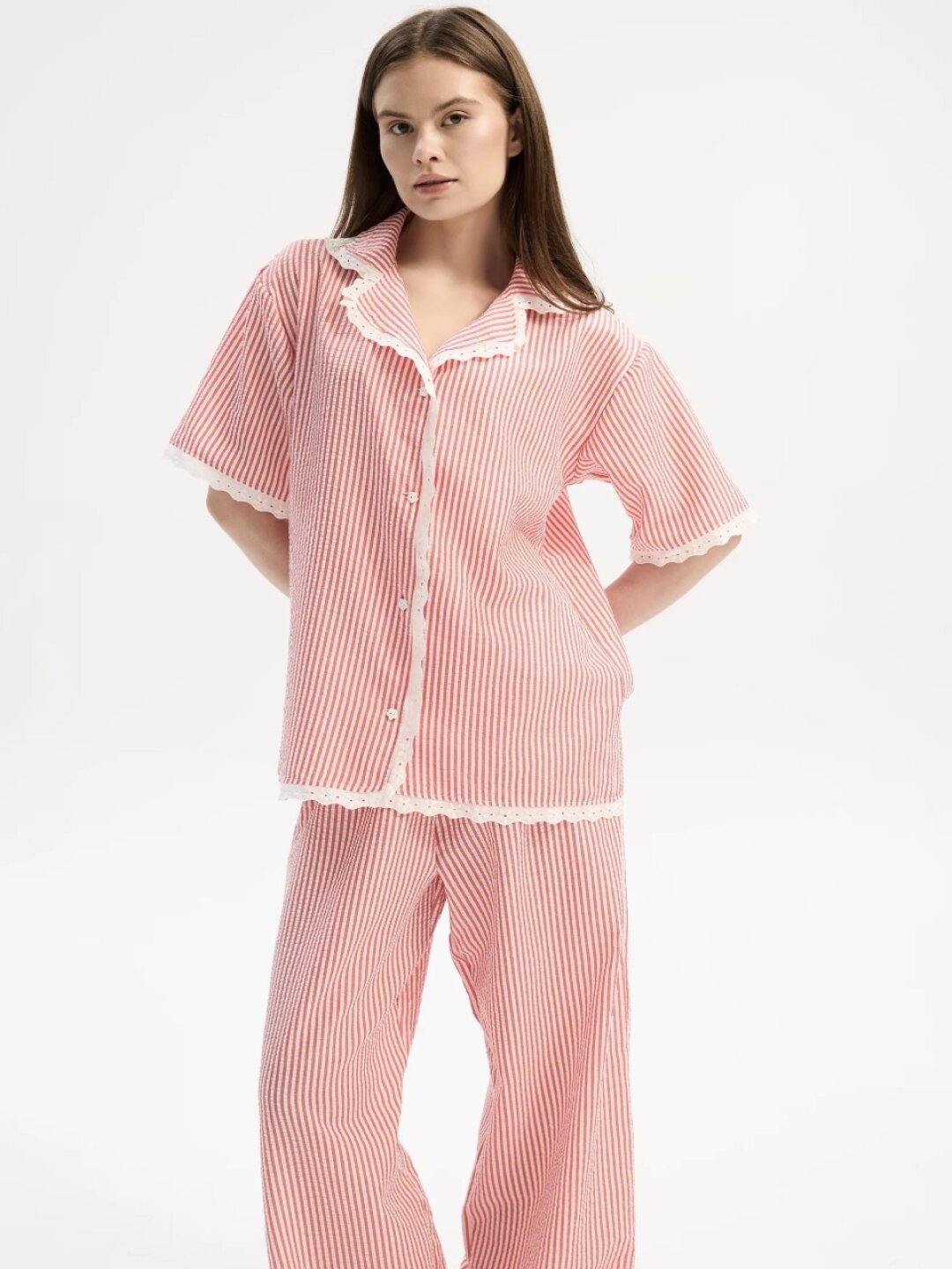 Пижама Chois, 10 490 руб. Если в мире «Девчат» вы не Анфиса, а скорее Тося, то эта наивная пижама с рюшами Chois точно для вас