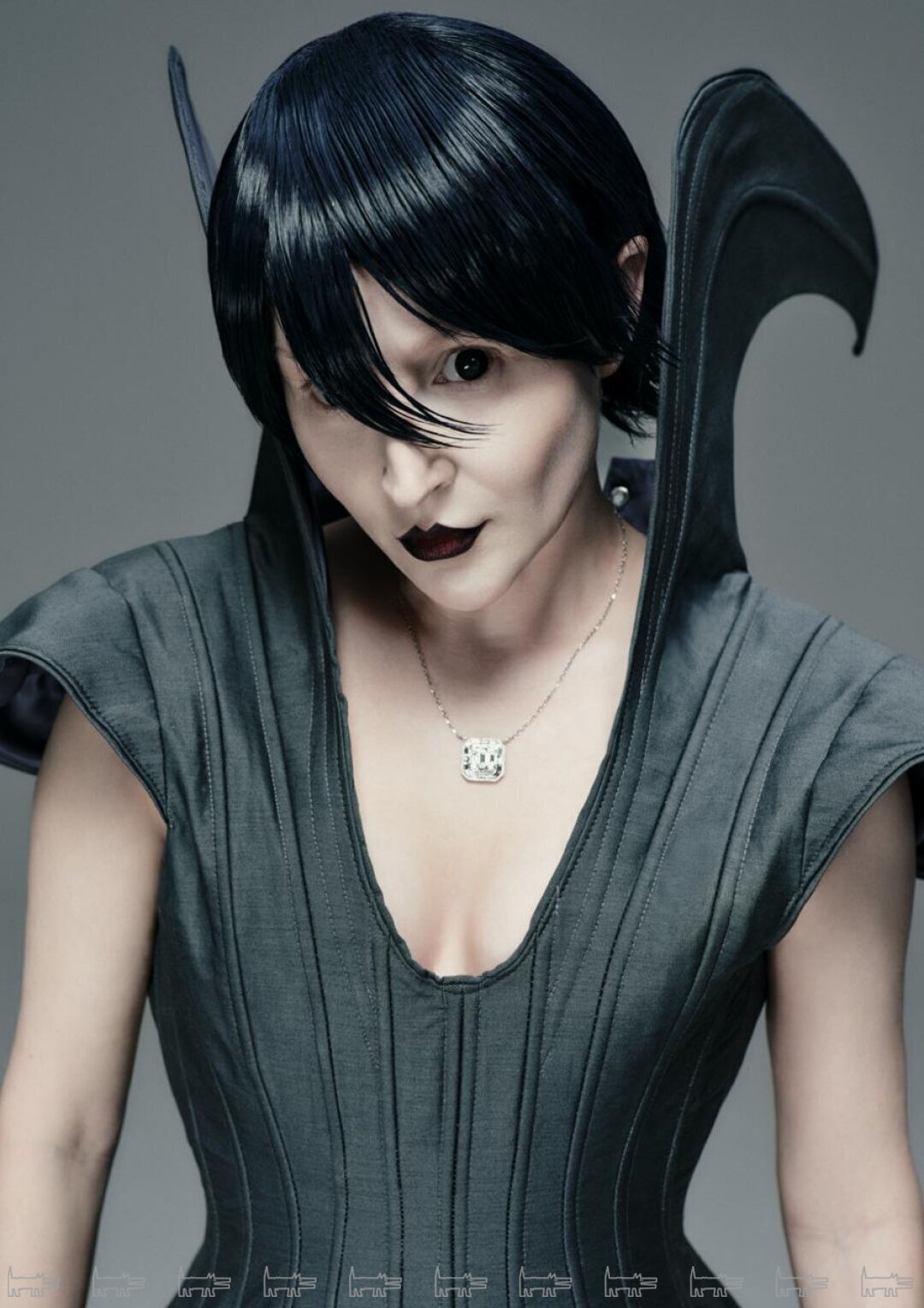 На Ольге: колье и кольцо c бриллиантами из коллекции Le Chic MIUZ DIAMONDS, костюм EVA KARPENKO