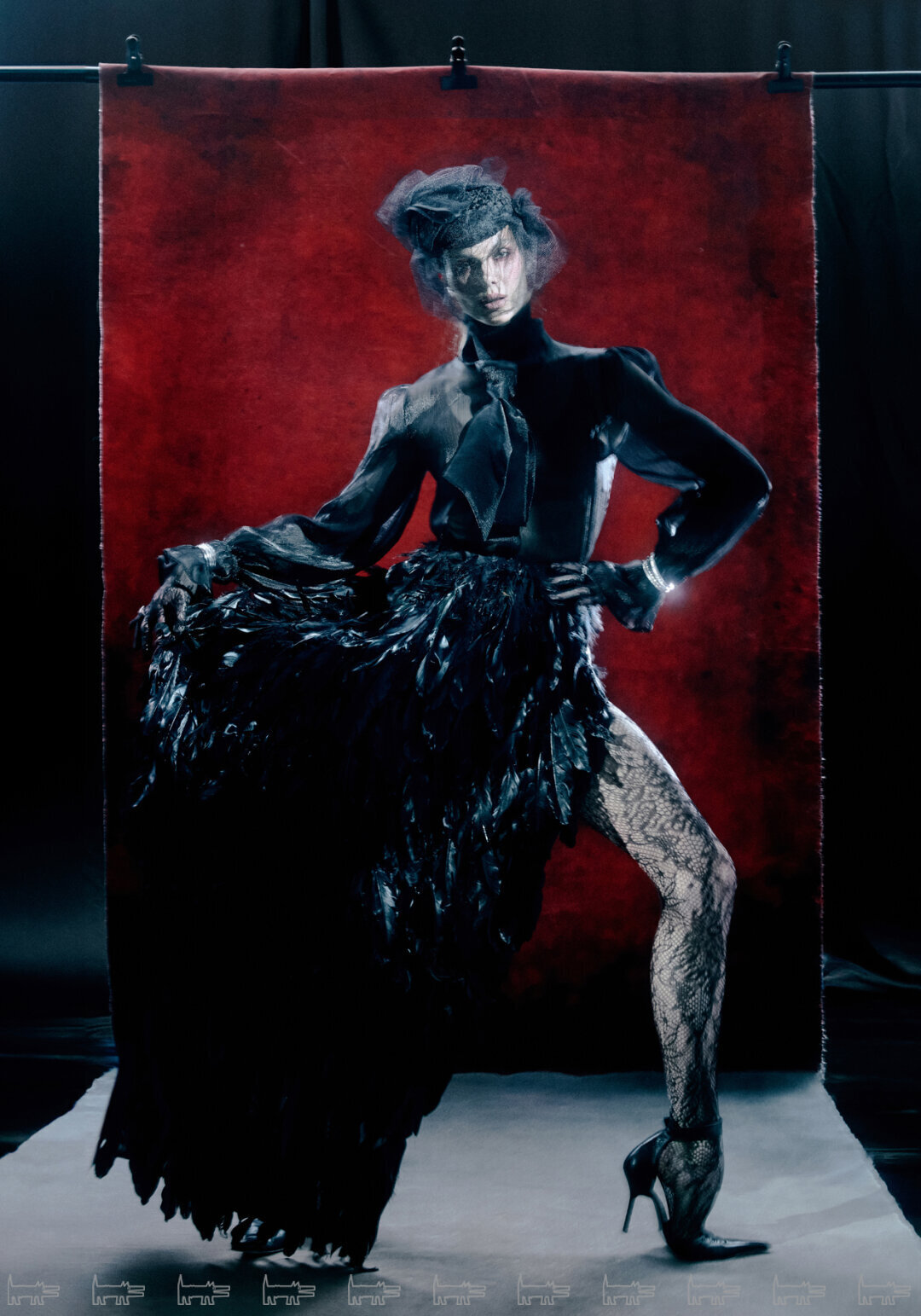 На Марии: кольца и браслеты MIUZ DIAMONDS, вуалетка, перчатки , юбка и колготки CREATIVE KONTORA, блузка SUBBOTA