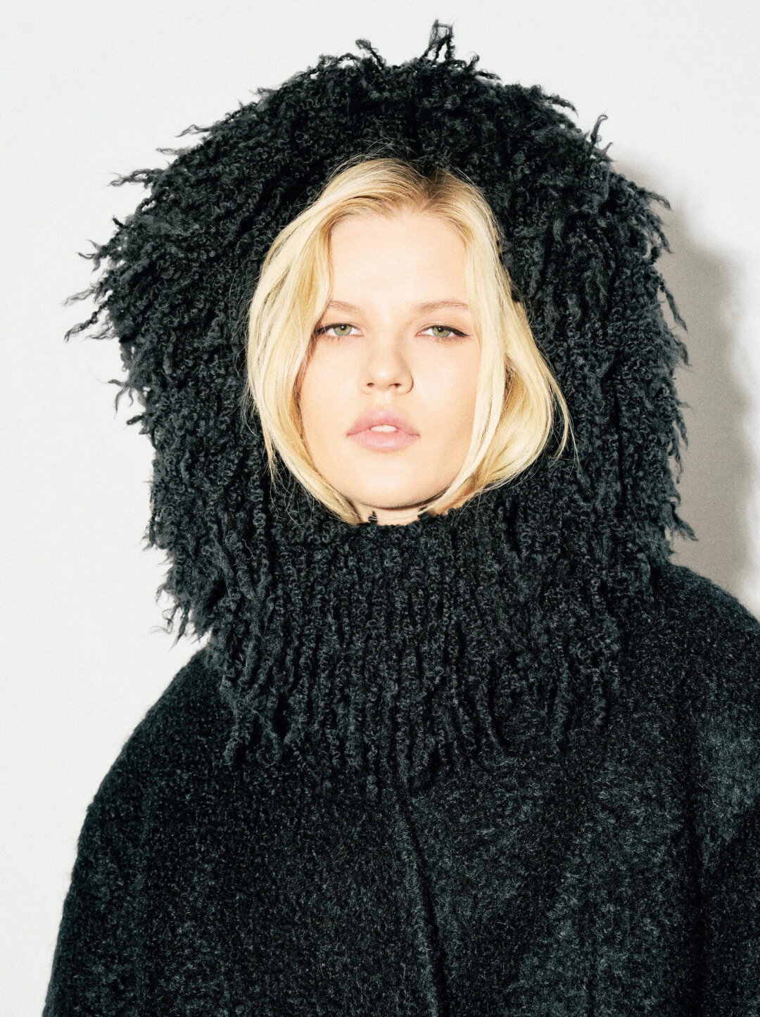 Хтонический худ Cocoshnick, 20 000 руб. Дикий капюшон до вмешательства человека — из мохера, шерсти и акрила. Косматый худ — гермошлем петербургскои