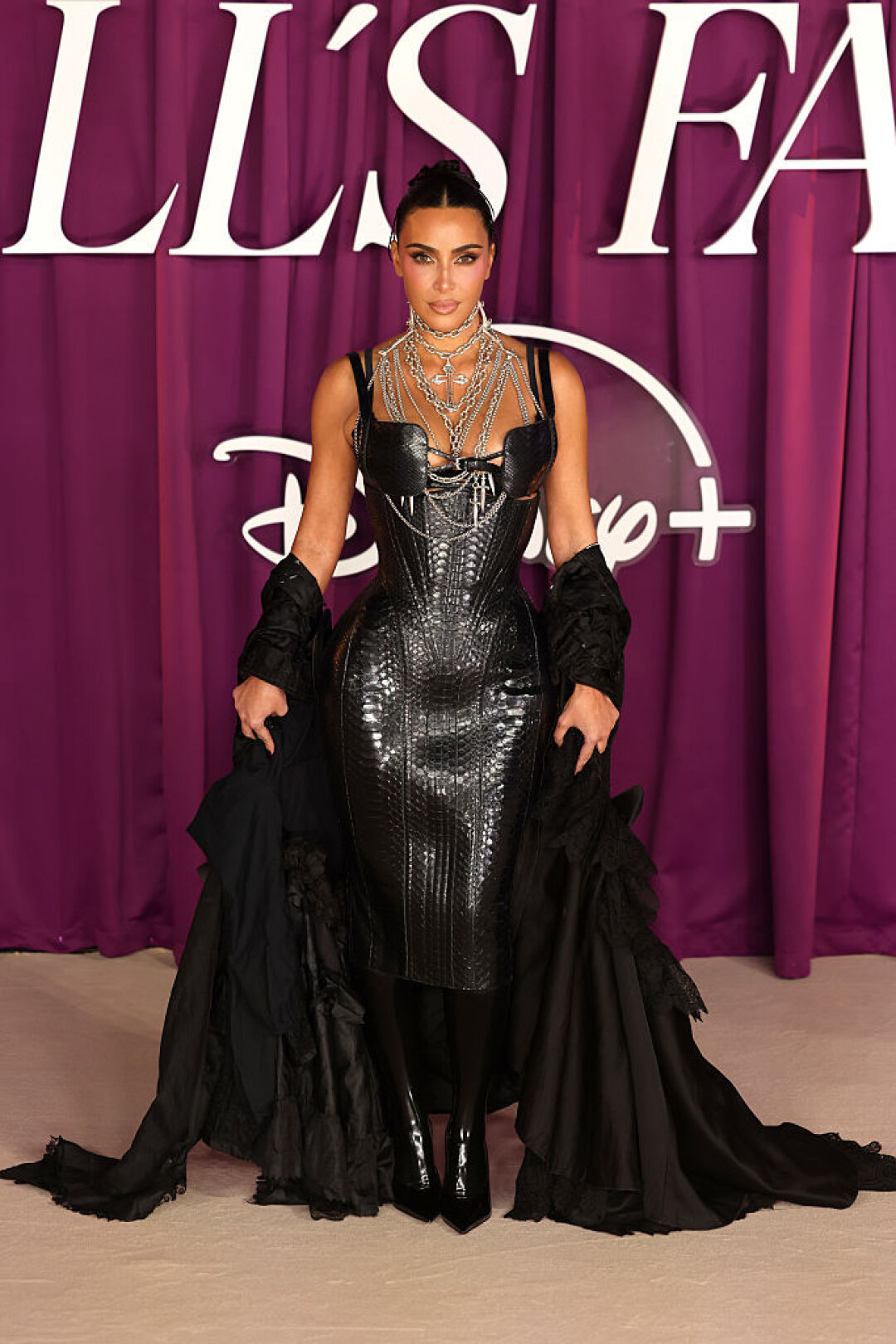 Ким Кардашьян в Dilara Findikoglu на премьере сериала «Всё честно»