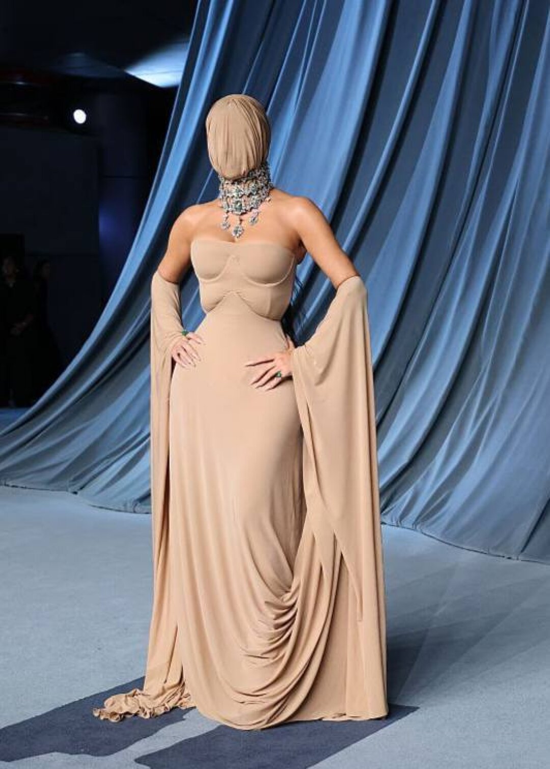 Ким Кардашьян в Maison Margiela на ежегодном гала-вечере Academy Museum Gala