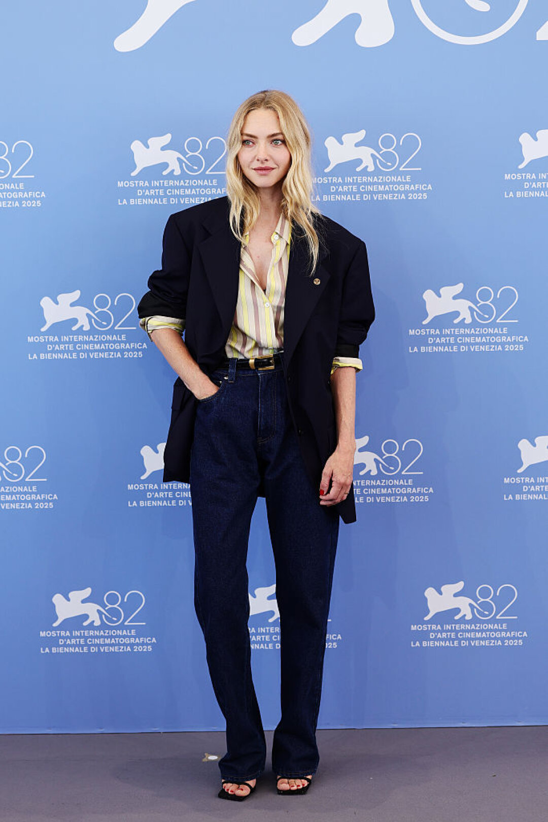 Аманда Сайфред в Versace на Венецианском кинофестивале