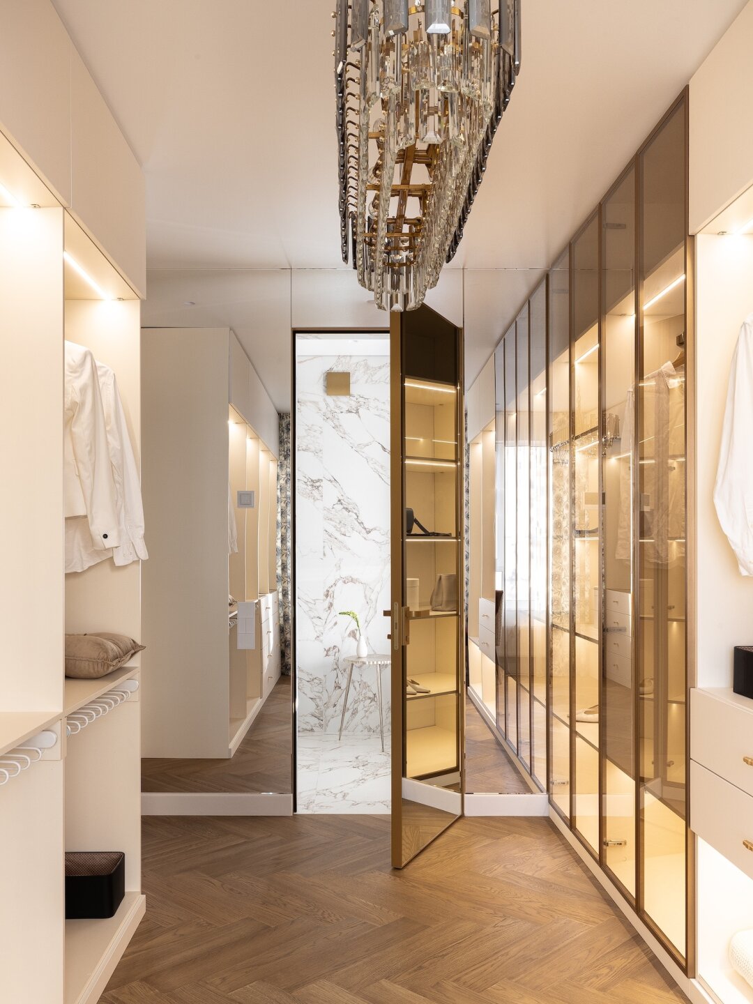 Зеркальная дверь Profil Doors, модель 1М в бронзе. Проект Сабины Бейсеевой