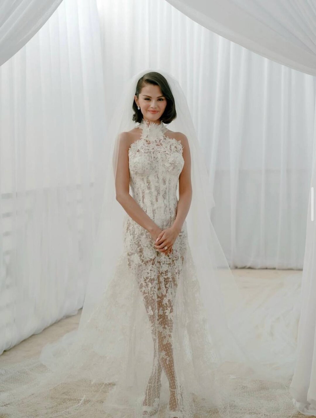 Cелена Гомез в Ralph Lauren во время свадьбы с Бенни Бланко