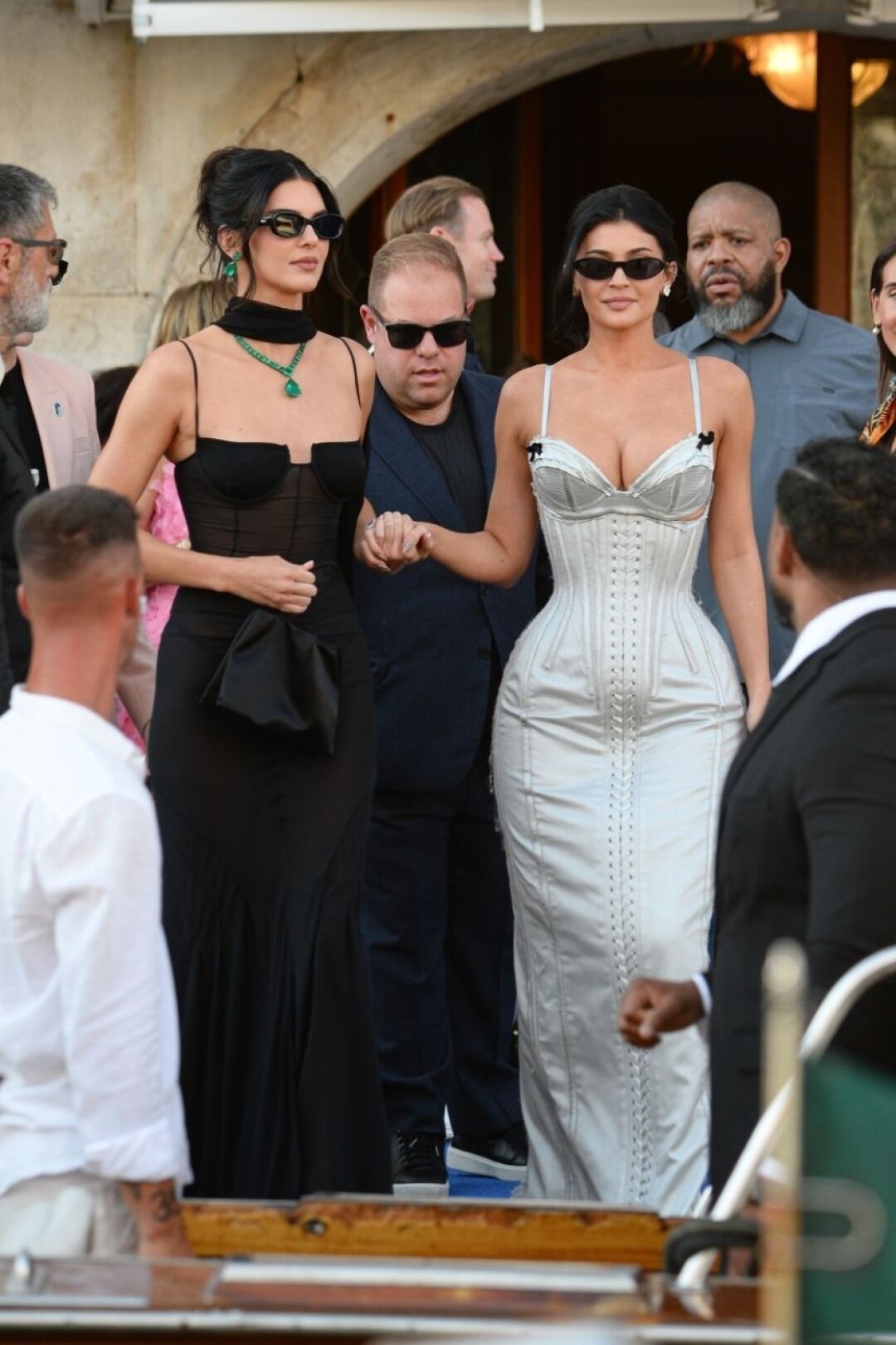 Кендалл Дженнер в Tom Ford и Кайли Дженнер в Dilara Findikoglu на свадьбе Джеффа Безоса и Лорен Санчес