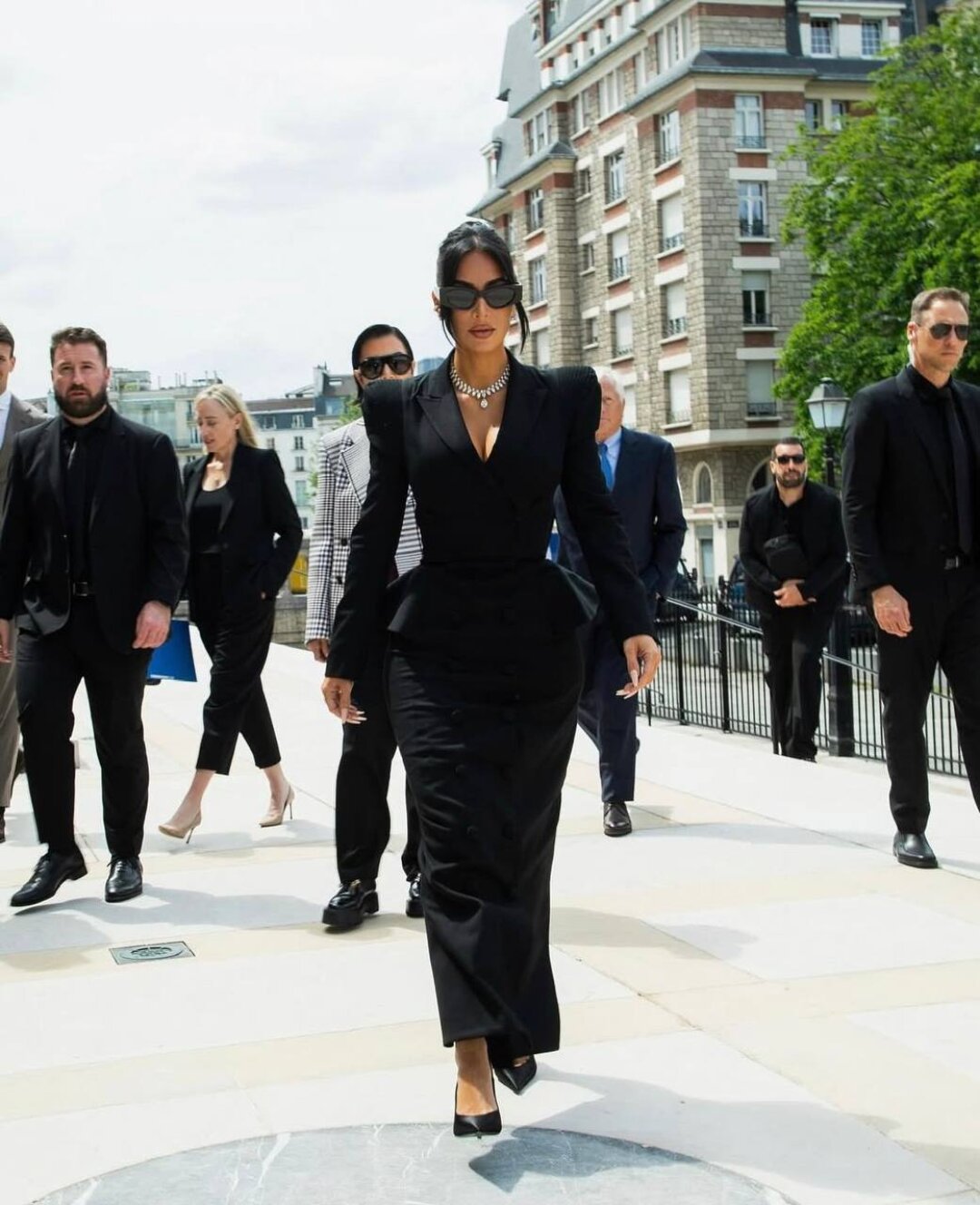 Ким Кардашьян в винтажнои платье John Galliano по пути в здание суда в Париже