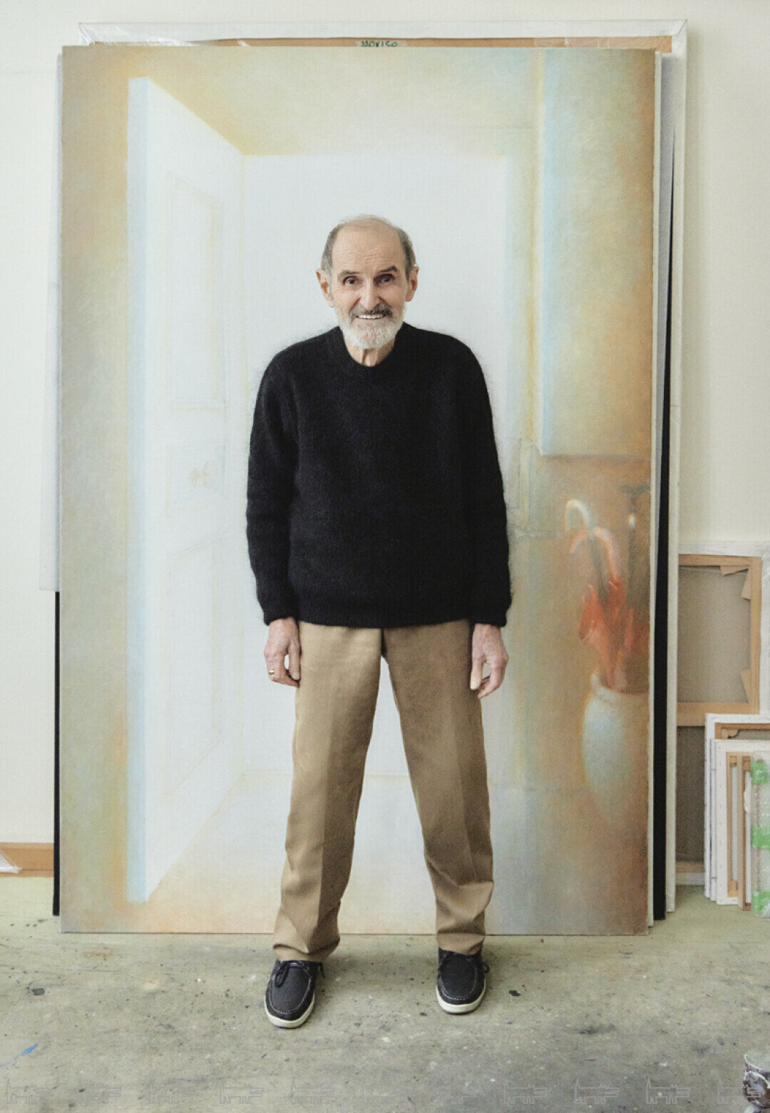 Эрик Булатов в дверях «Белого света». 2024