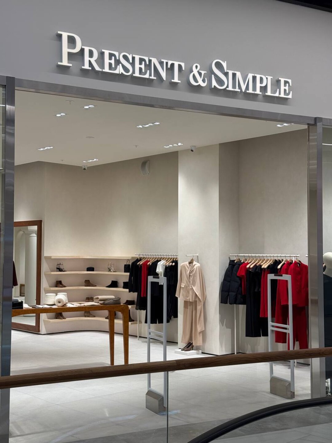 Present & Simple в ТЦ «Голливуд»