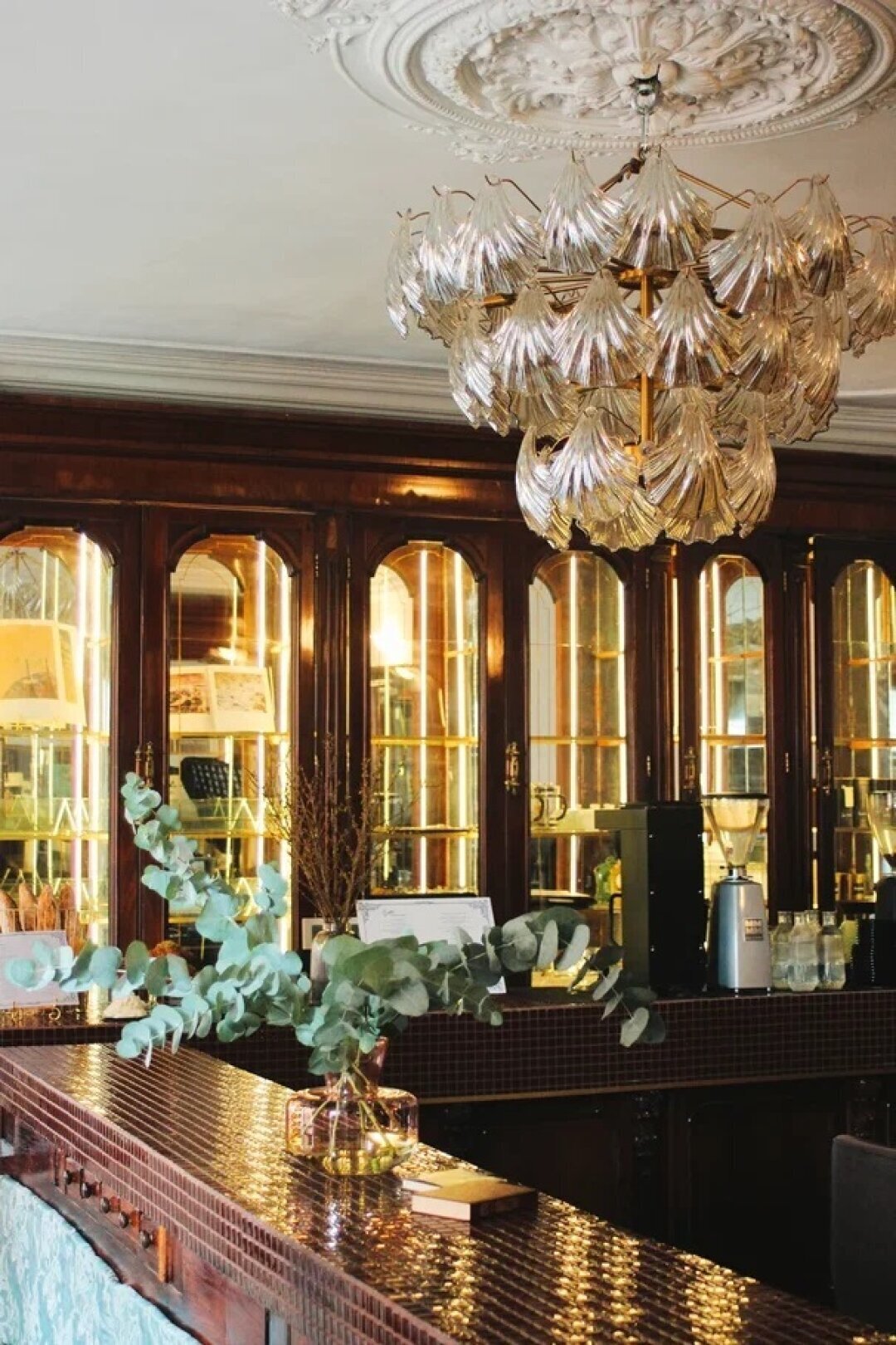 Ôpetit Friedlander Бистро с кофе и круассанами в помещении дореволюционной аптеки легендарного фармацевта Оскара Пеля. Название отсылает к