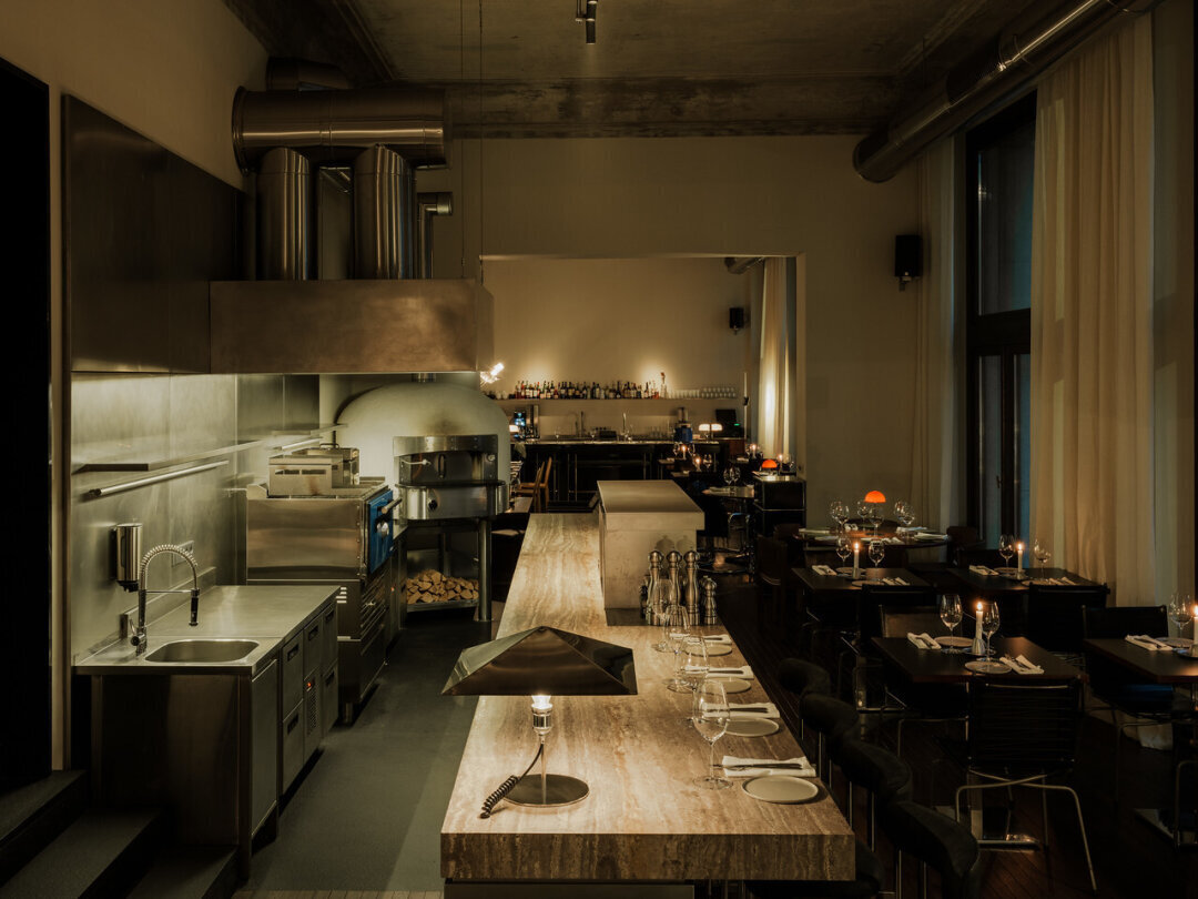 Closer Первое, что вы видите, попадая в Closer, это открытая кухня: двигателем и мотором этой машинерии назначены крафтовая дровяная печь