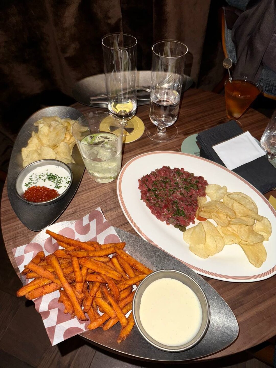 Catch 22 Послушать передовой постбоп, эйсид-хаус или спиричуэл-джаз в Catch 22 приходят электронный музыкант Кирилл Сергеев (Kito Jempere), галеристка