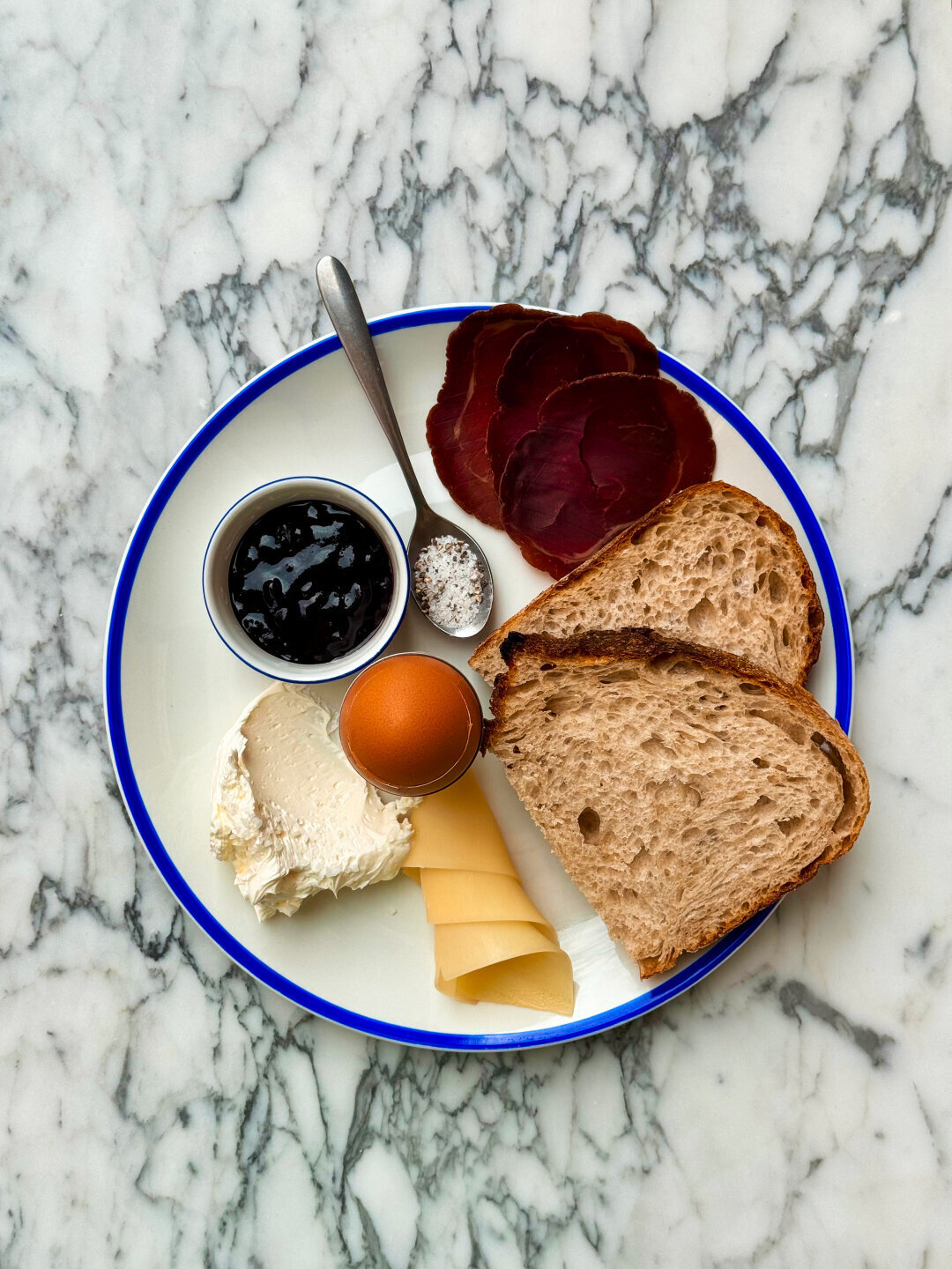 Café Alto Гастро+арт-кафе рядом с Домом Кино от ресторатора Дениса Манукяна и архитектора с берлинской пропиской Кирилла Борисова. Печеная свекла со