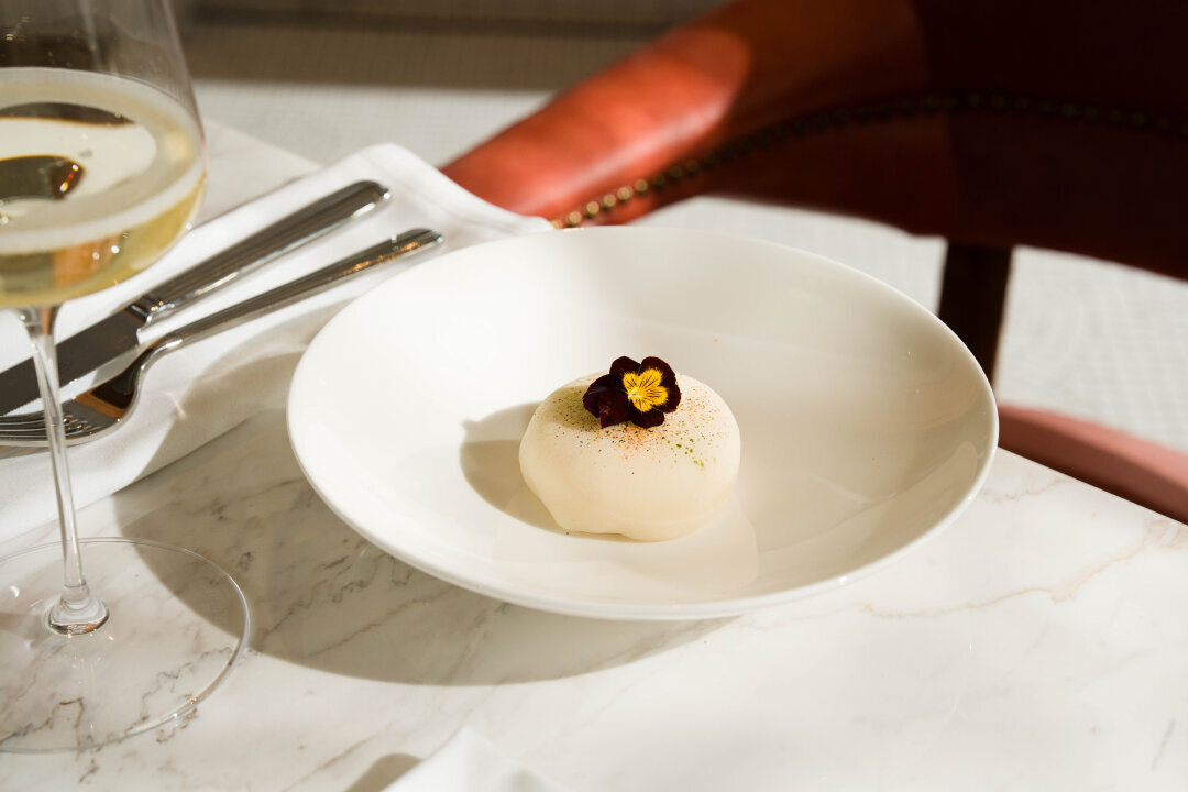 Michèle На первом этаже исторического отеля «Англетер» с безупречным видом на Исаакиевский собор команда «Счастье» открыла нарядный ресторан Michèle