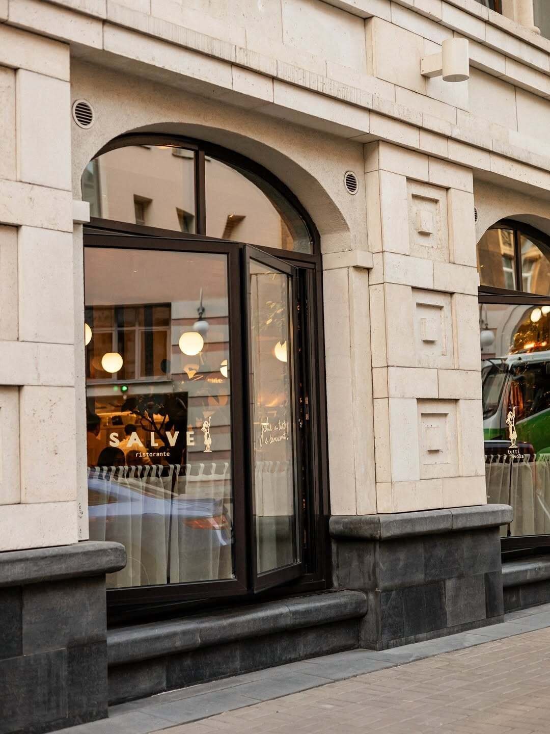 Salve В Salve идем за панини, как у хлебосольных итальянских Nonna — и это только на аперитив! Следом готовьтесь к безупречной печени по-венециански