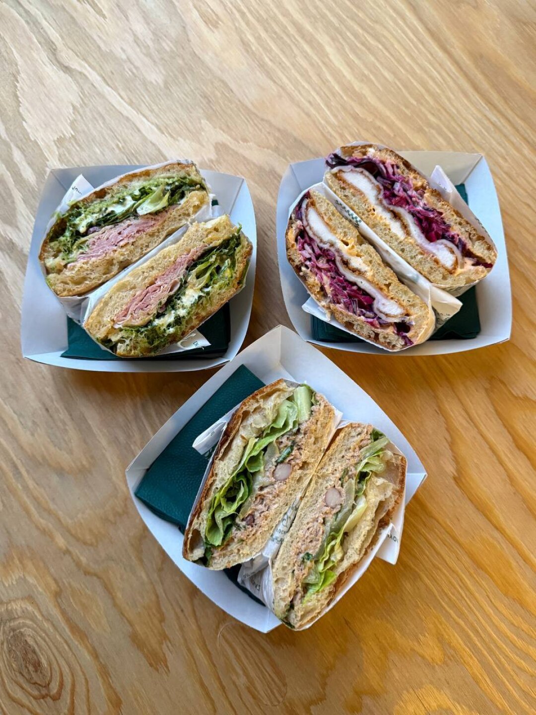 Nil’s Deli Показываем уже прославленные сэндвичи на итальянской фокачче от Nil’s Deli — на Петроградской стороне открылось полноценное кафе от Игоря