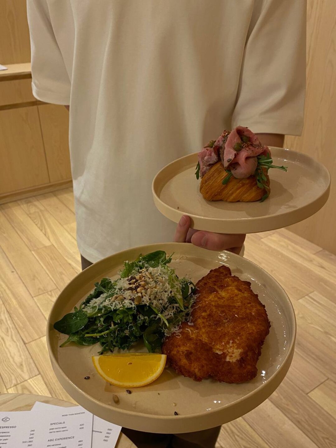 ABC Coffee Roasters В отличие от столичных ABC здесь работают официанты, готовые принять заказ у стола. Завтраки готовят до 18:00 — сырники без