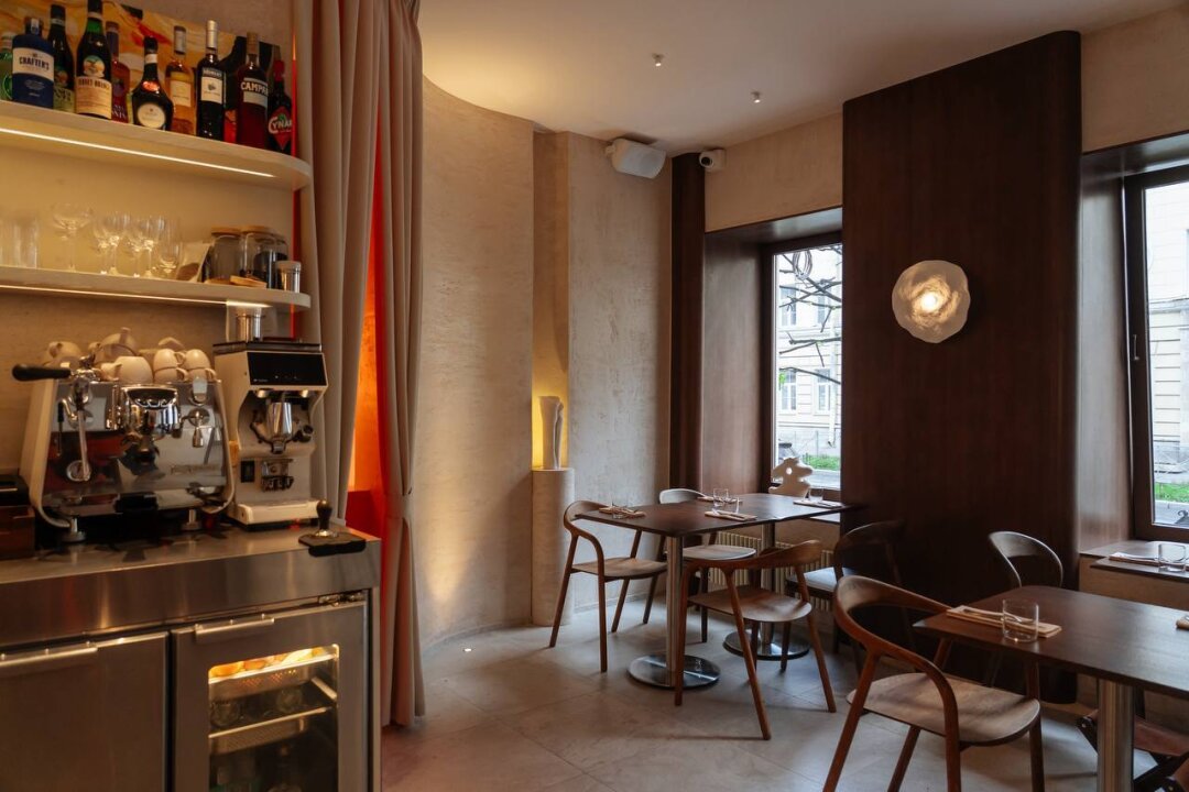 Teya Гастробистро Teya — южный проект шеф-повара Валерия Порядина (Cristal) и управляющего Павла Тихонова (Harvest, Inner). Бал правят сезонные