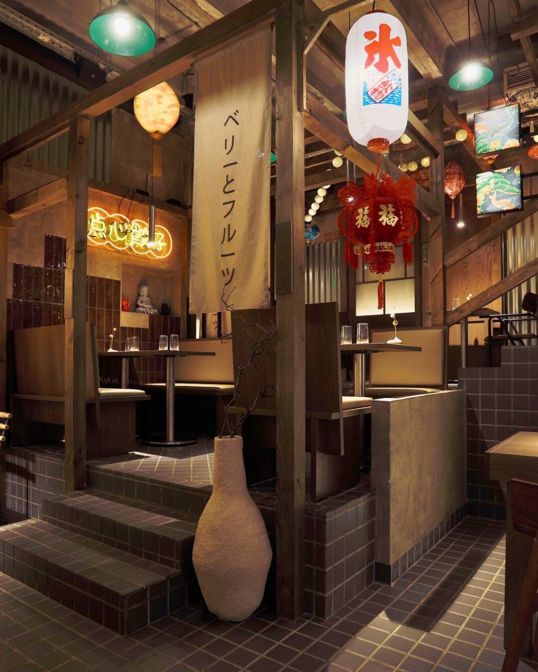 ТАО Смотрите, какой красивый ресторанчик придумала команда бургерных «Бюро». Интерьер, разработанный Room design buro, материализует мистический