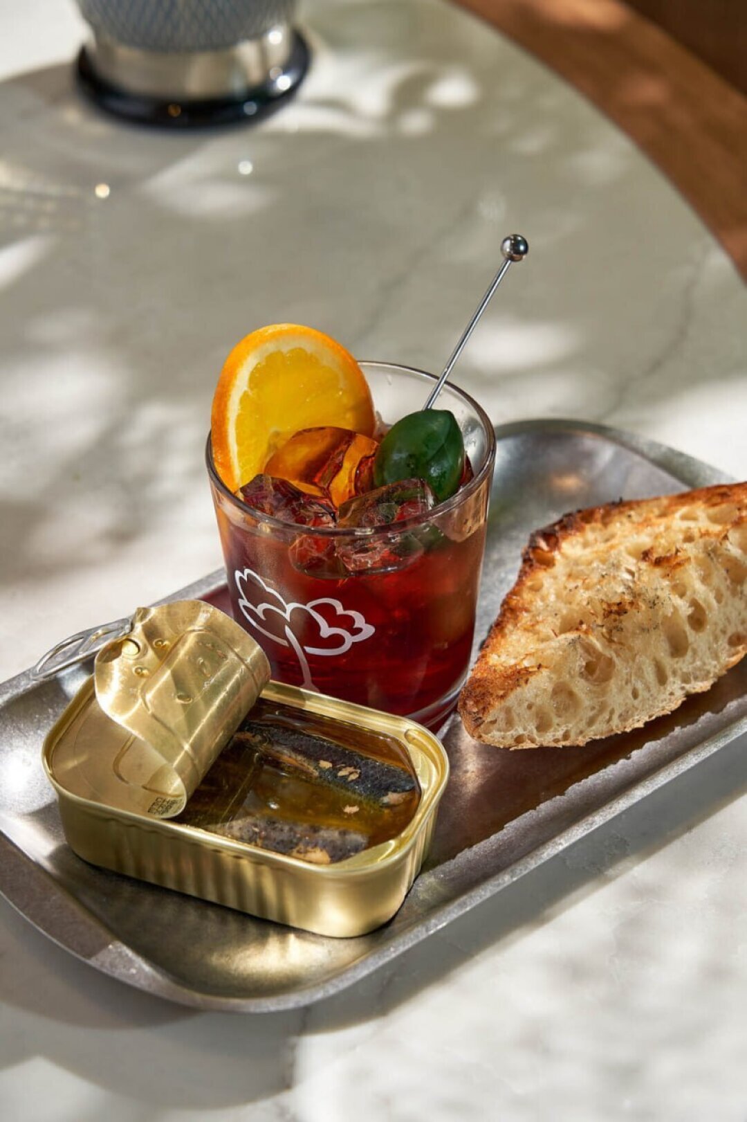 Ruc's Heaven Создатели трушных коктейльных баров «Полторы комнаты» и «Цветочки» в квартале писателей Владимир Николаев и Иван Ляшук этой весной