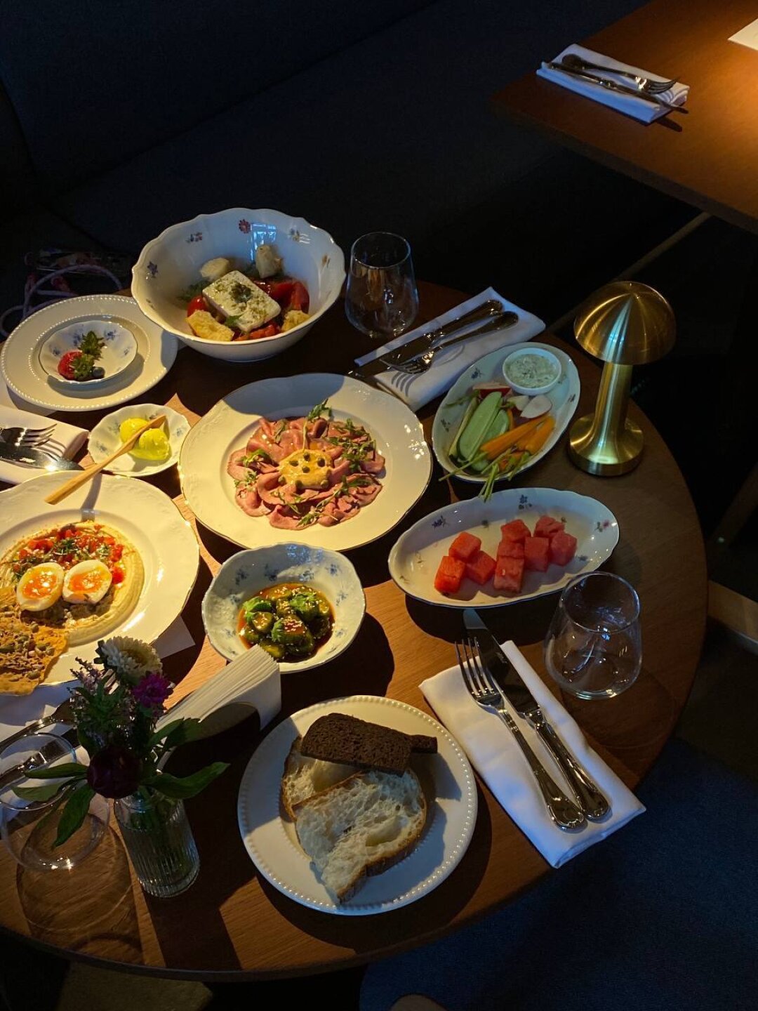 AVA Так не бывает: ресторатор Антон Пинский вернул петербуржцев на родину — шефы Виталий Истомин и Артем Лосев взялись за AVA (нашумевший проект с