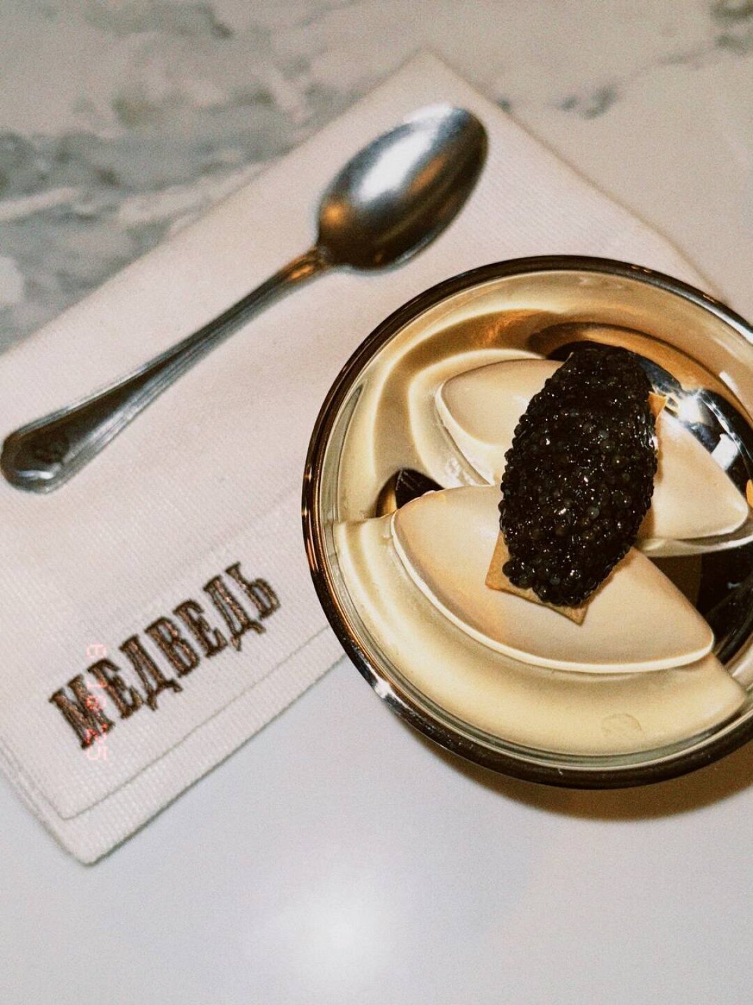 «Медведь» Оммаж первому коктейльному бару России: «Медведь» открылся 119 лет назад, здесь же, на Большой Конюшенной, 27. Тогда петербуржцы пили