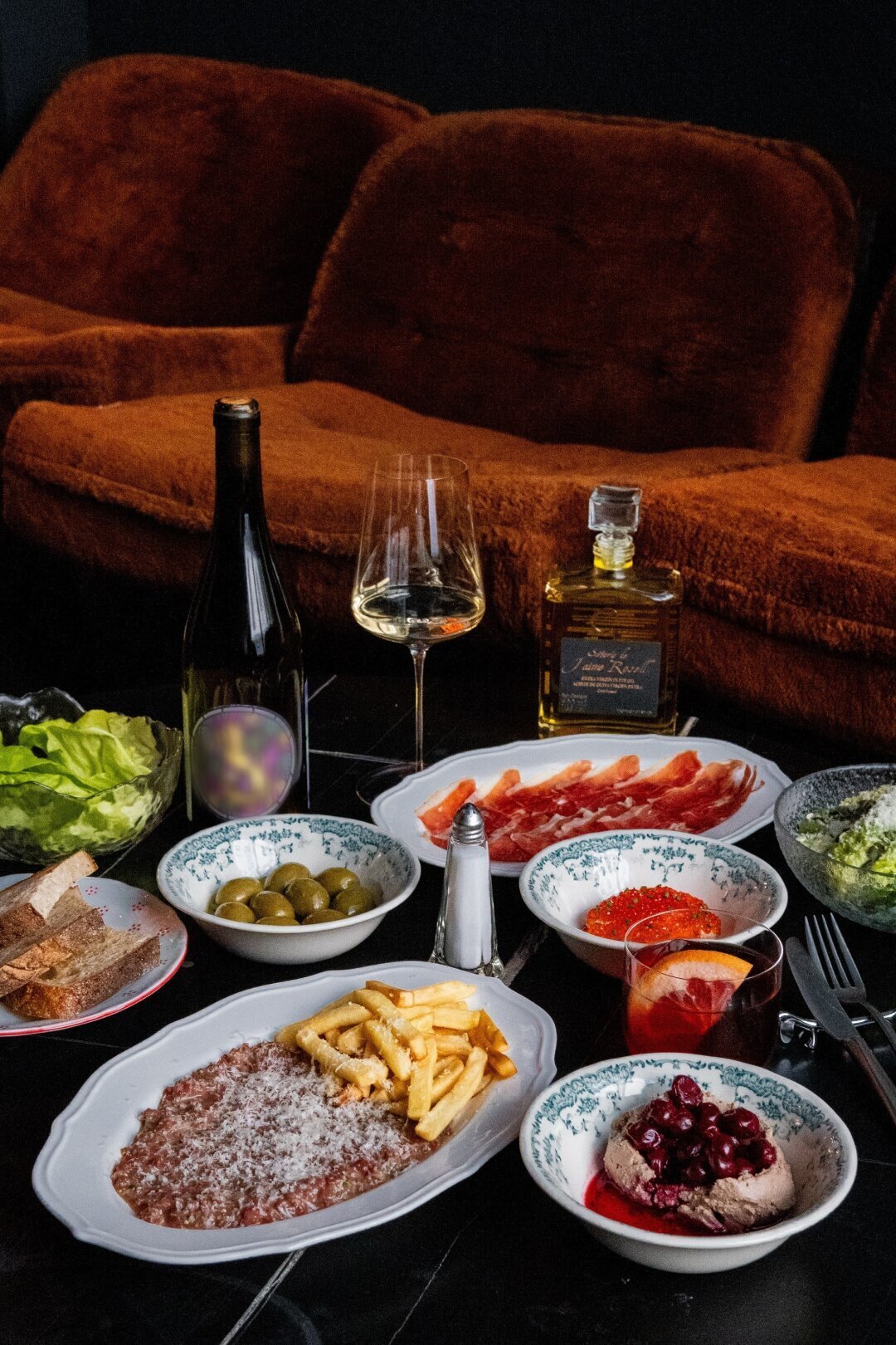 «Октав» Интеллектуальный бар-гостиная Александра Гутаковского (экс-Utopist), где готовят негрони со вкусом лимонного пирога, а саунд не уступает в