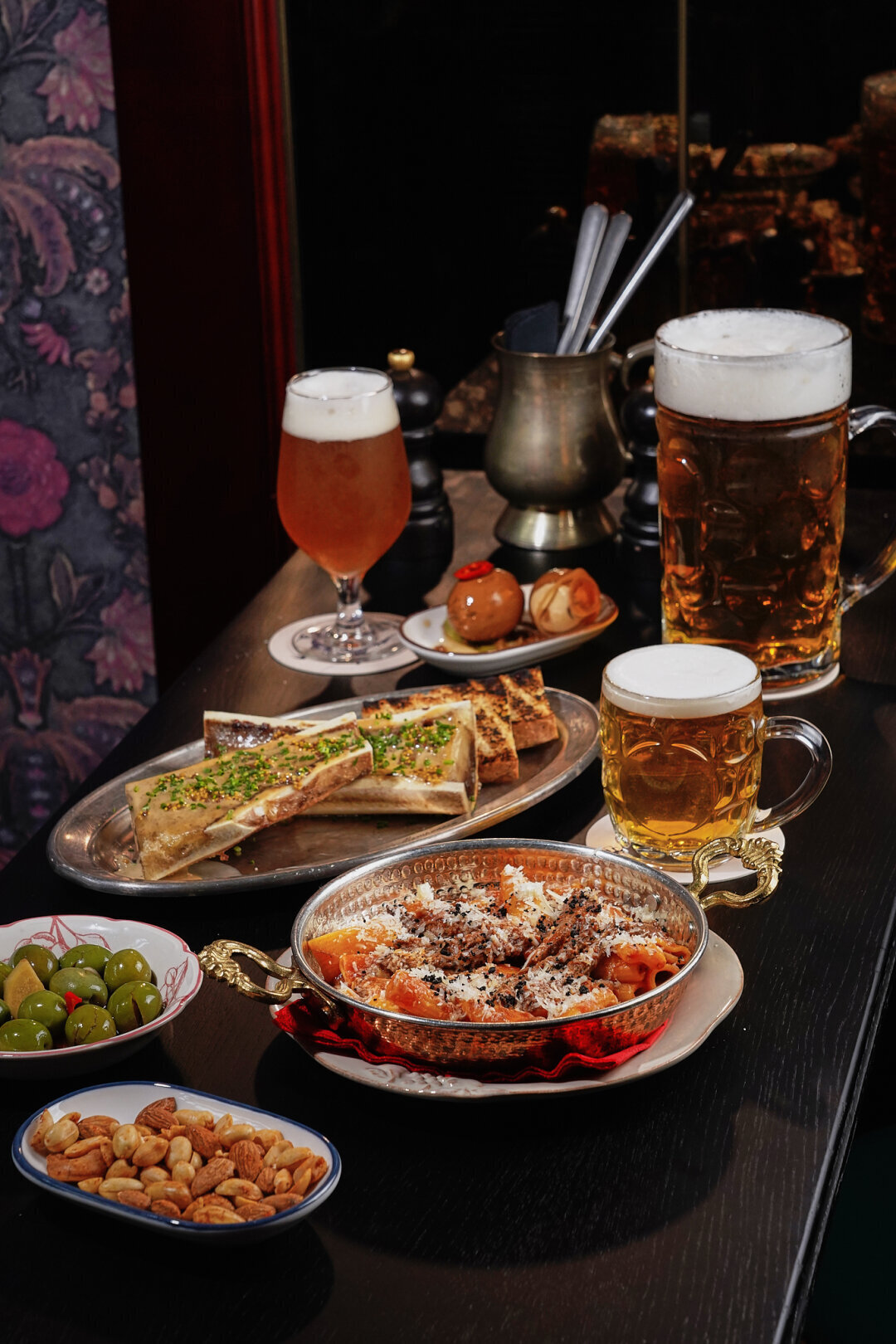 Harry Not Original Pub Неклассический паб из фантазий Тима Бертона и Гая Ричи (спродюсирован ТО Çava!). Обои с рисунками в духе Уильяма Морриса