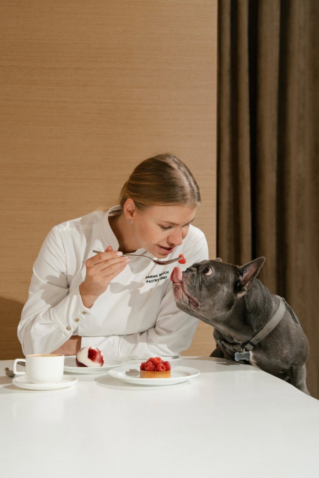 «Круч» Кондитер и королева муссовых demure-пирожных Марина Круч открыла красивый догфрендли-спот на Петроградской стороне (коллаборация с ресторатором
