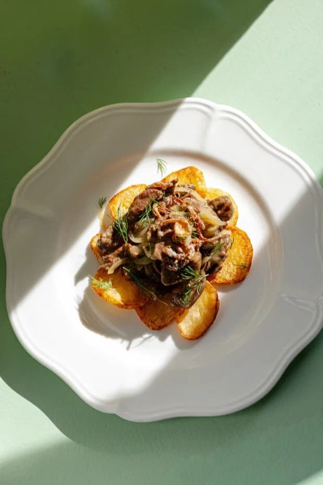 Antonio Bistro Двухэтажный ресторан Антона Пинского в «Севкабель порту» c концепцией «весь мир на тарелке» (от лабне до роллов!). Получилось светлое