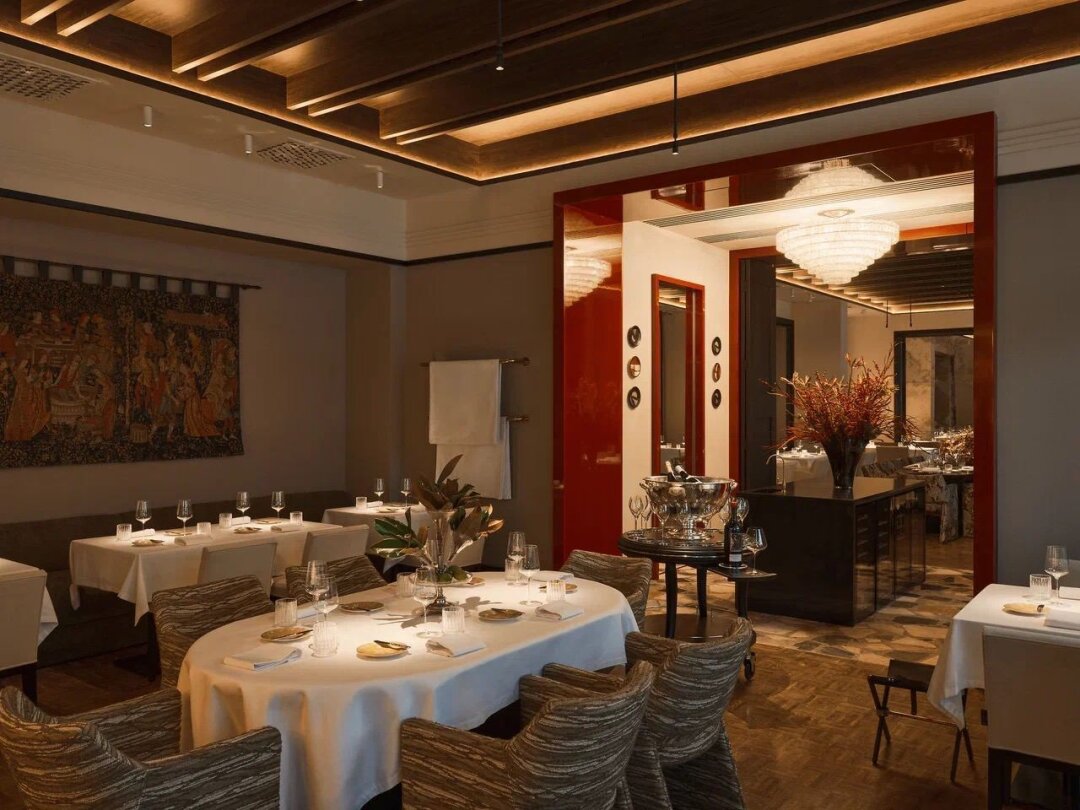 Bergamot На Петроградской стороне шеф-повар Олег Перфилов и продюсер Алена Мельникова открыли свой второй ресторан — Bergamot. Звание бестселлера