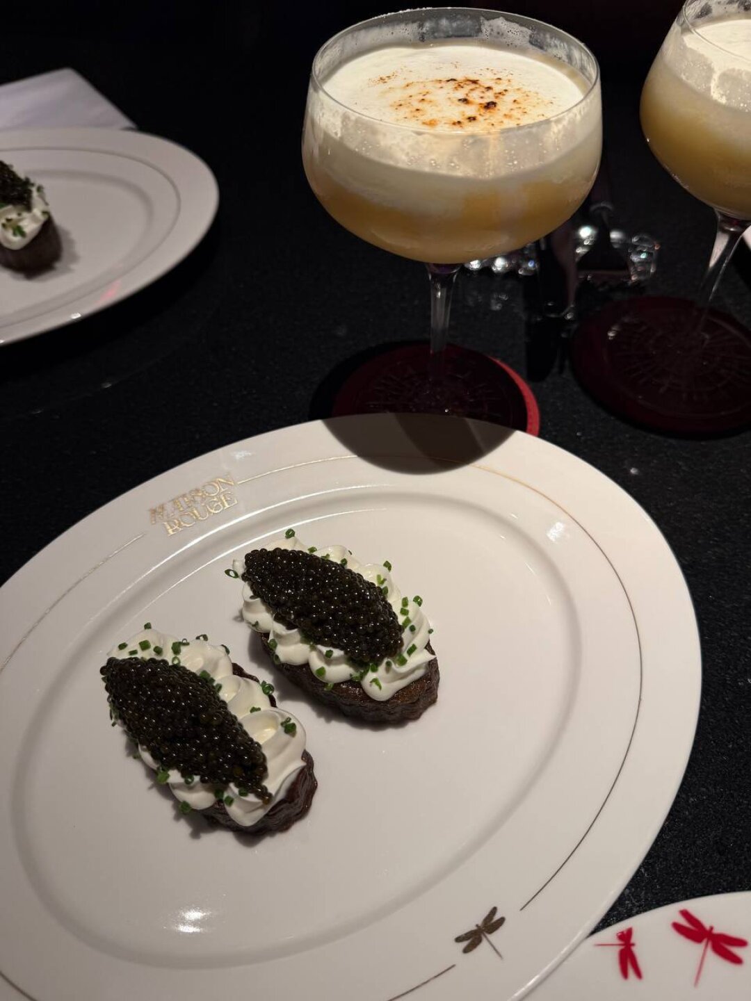 Maison Rouge Красная комната из «50 оттенков серого» и самое дорогое блюдо в Петербурге (лобстеры с осетровой икрой за 370 000 рублей) — все это в