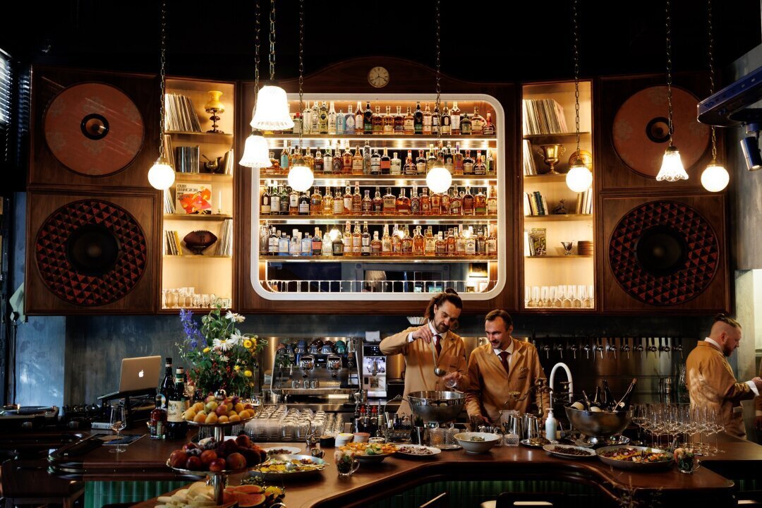 Smoke BBQ Первый, кого вы увидите внутри ресторана — метрдотель в нарядном шелковом халате. А сразу за ним — трюмо с алкогольной коллекцией (макси