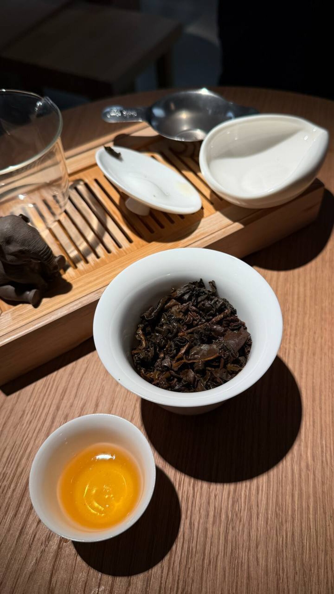 Tea Room В пространстве книжного магазина Masters теперь работает чайная Tea Room — проект от создателей «Забыли сахар» и Pa Pa Power. Что пробовать