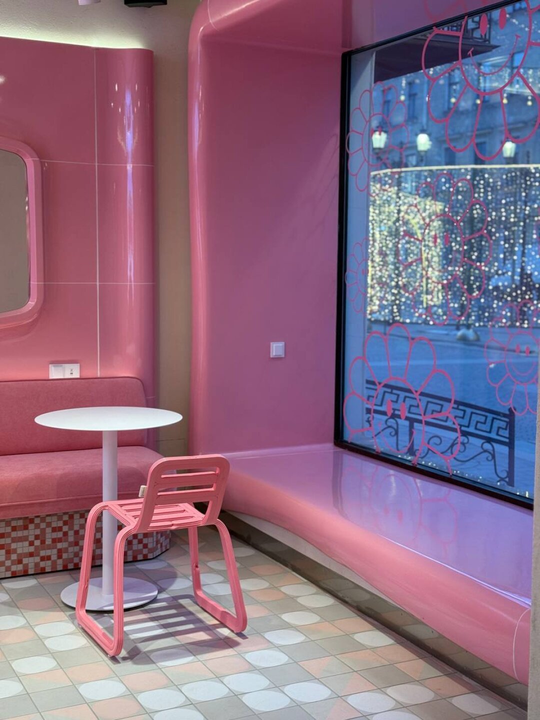 К-Bakery Не кофе, но матча и другие корейские бабл-ти (плюс десерты!). Антонио Фреза открыл очень розовую корейскую пекарню К-Bakery. В меню