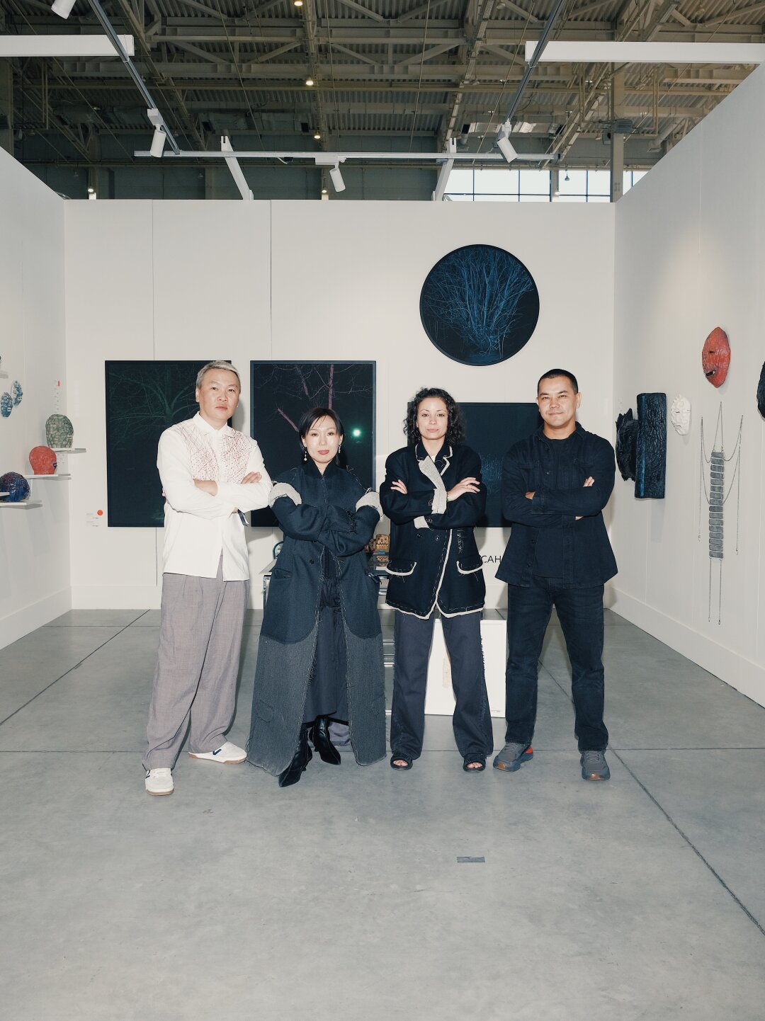 Художники Амгалан Ринчинэ, Йэн Сур, Александр Мортаев и куратор Полина Слепенкова на фоне стенда СССХ на Cosmoscow