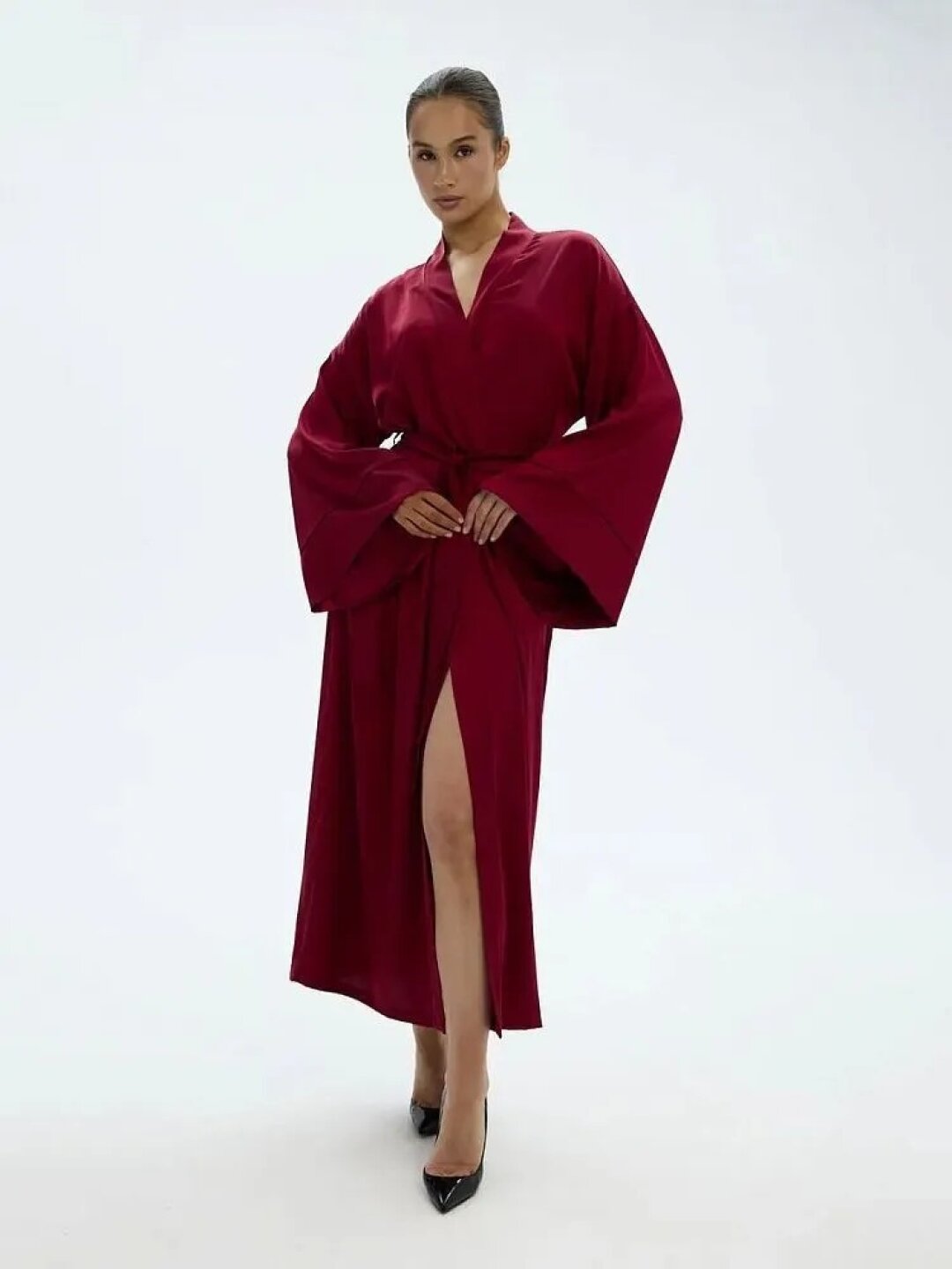 Халат Lulight, Au Pont Rouge, 8 500 руб. При желании меняем алую пижаму Principe di Bologna на винный халат-кимоно Lulight (шинуазри-кор) — дополняем