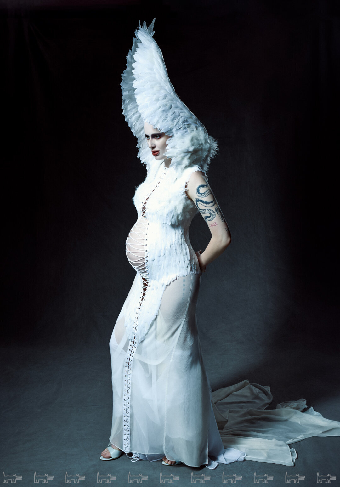 На Вике: корсет и юбка с головным убором ИЛЬЯ МИГМУН, туфли ROBERTO CAVALLI (Arineari Archive)