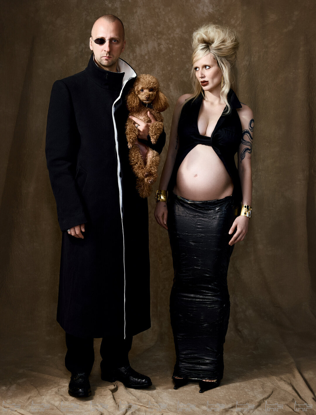 На Александре: пальто, брюки, обувь CAROL CHRISTIAN POELL (CCP-Room) На Виктории: топ и туфли SAINT LAURENT (Arineari Archive), юбка ИЛЬЯ