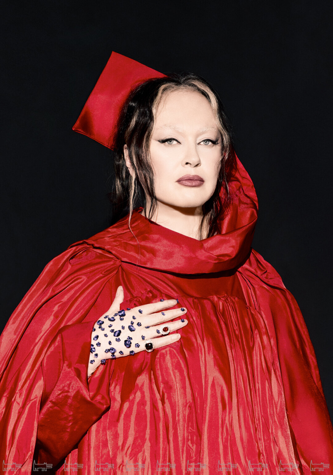 На Ларисе: кольца PARURE ATELIER, кейп АРТЕМ КАЛЯКИН, перчатки EDEM COUTURE