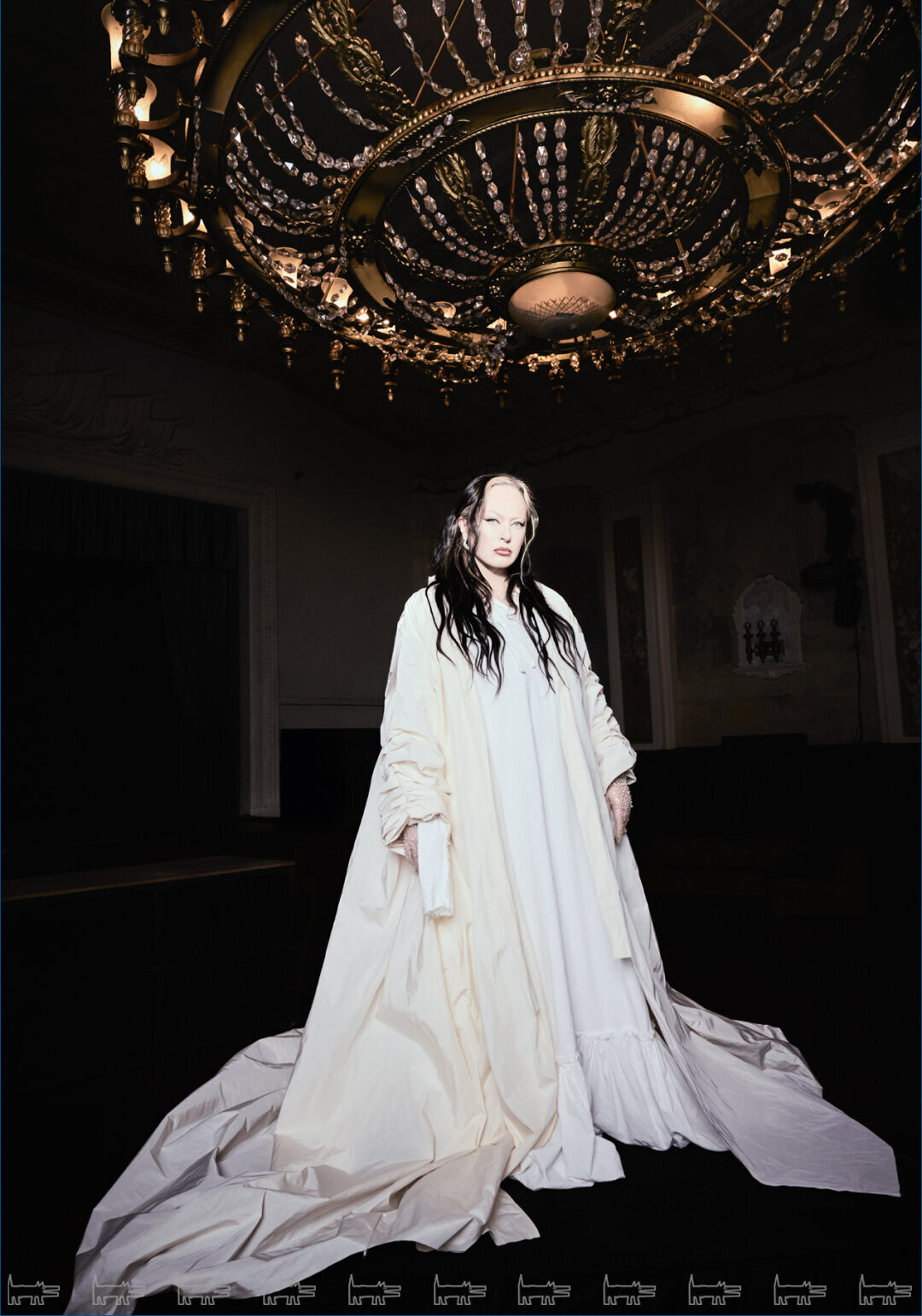 На Ларисе: серьги PARURE ATELIER, платье GAPANOVICH, кейп ОЛЕГ ГОРЧАНИН, перчатки EDEM COUTURE