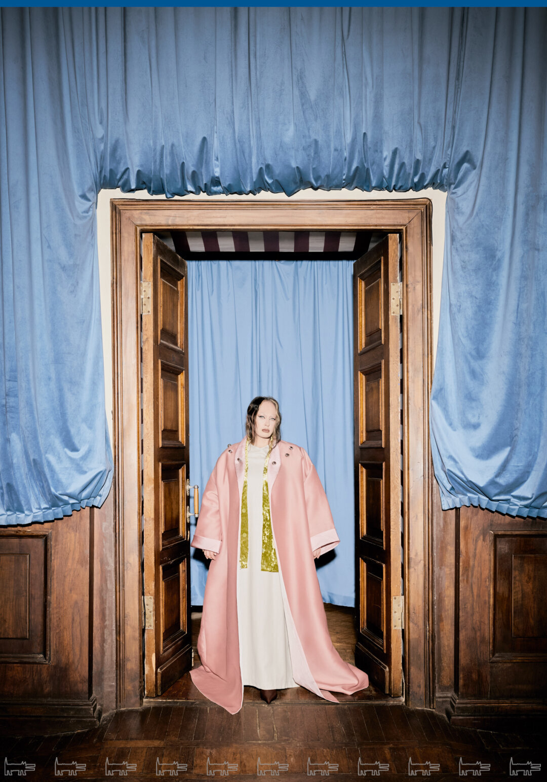 На Ларисе: серьги и кольца PARURE ATELIER, кейп EDEM COUTURE, жакет ROGOV, платье DIVNO, обувь MUGLER (ЦУМ)