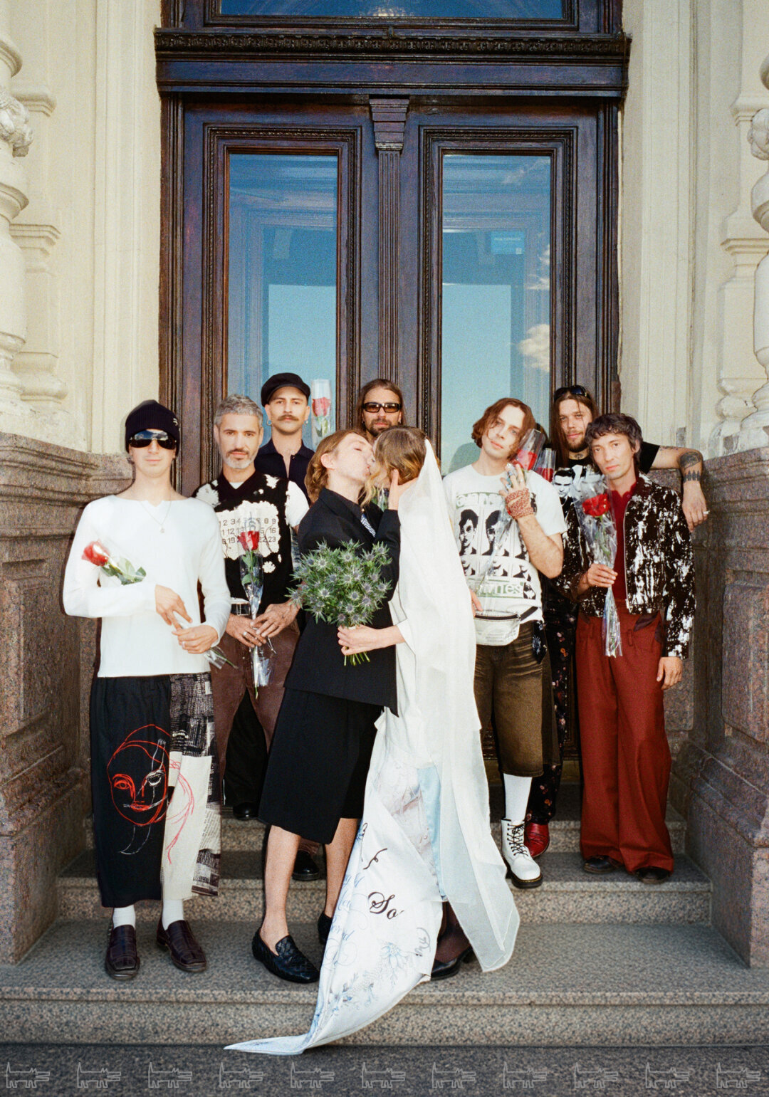 На Марии: футболка и юбка USHATAVA, туфли LIME На Александре: пиджак USHATAVA, рубашка CASABLANCA (Spin4spin), шорты MAISON MARGIELA