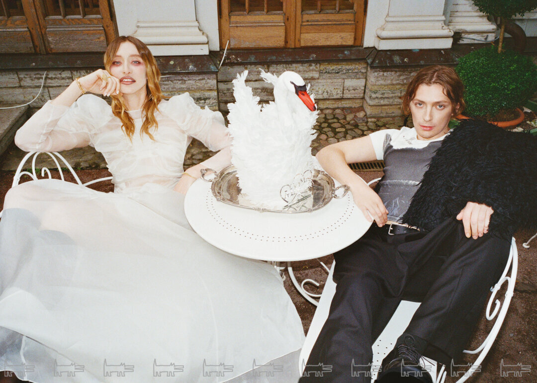 На Марии: кольца и браслет FERRI FIRENZE, платье NEEGOOSH На Александре: шуба BALENCIAGA (Spin4spin), топ BLUMARINE (ДЛТ), брюки и ремень USHATAVA