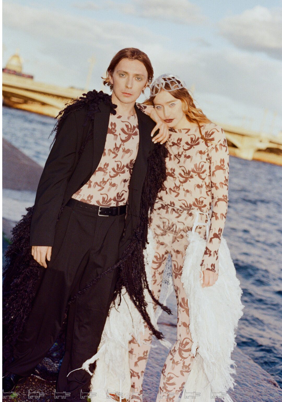 На Марии: фата, головной убор, комбинезон и юбка VEREJA, туфли LIME На Александре: костюм и лонгслив VEREJA, обувь LIME