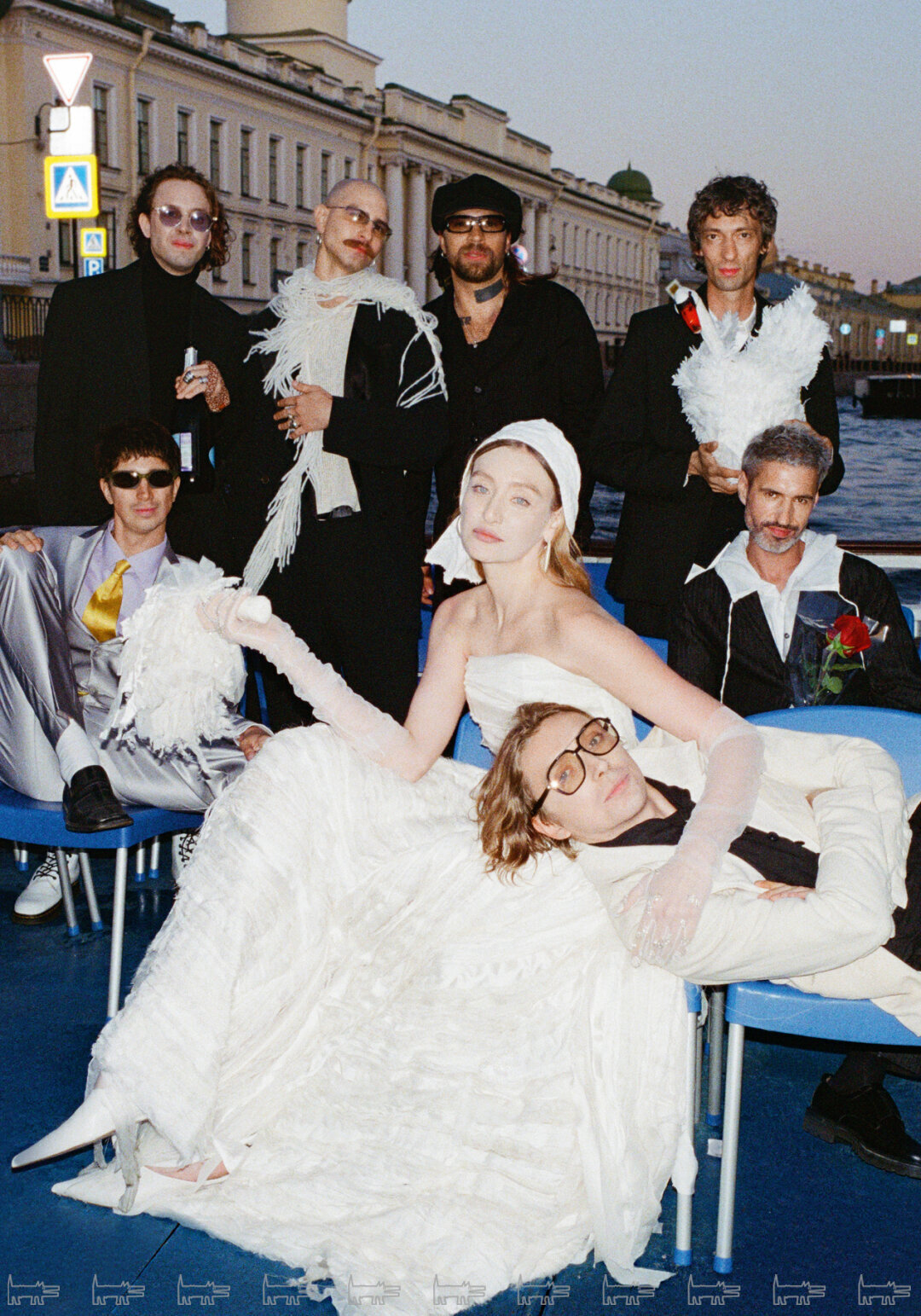 На Марии: серьги POISON DROP, платье NEEGOOSH, перчатки SOFYA TIKHONOVA, головной убор AVAIIA На Александре: рубашка TPY, пиджак TPY, очки SAINT