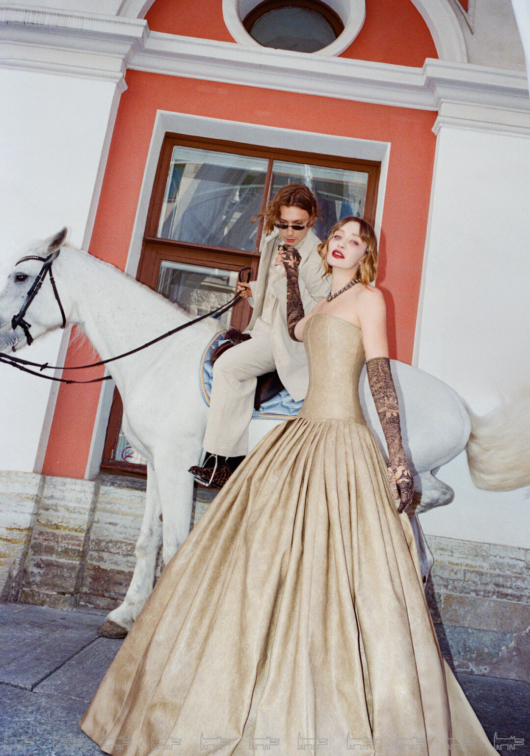 На Марии: ожерелье MERCURY, перчатки MAISON MARGIELA, платье SOFIA MEDVEDEVA На Александре: костюм USHATAVA, рубашка MAISON MARGIELA (ДЛТ), очки SAINT